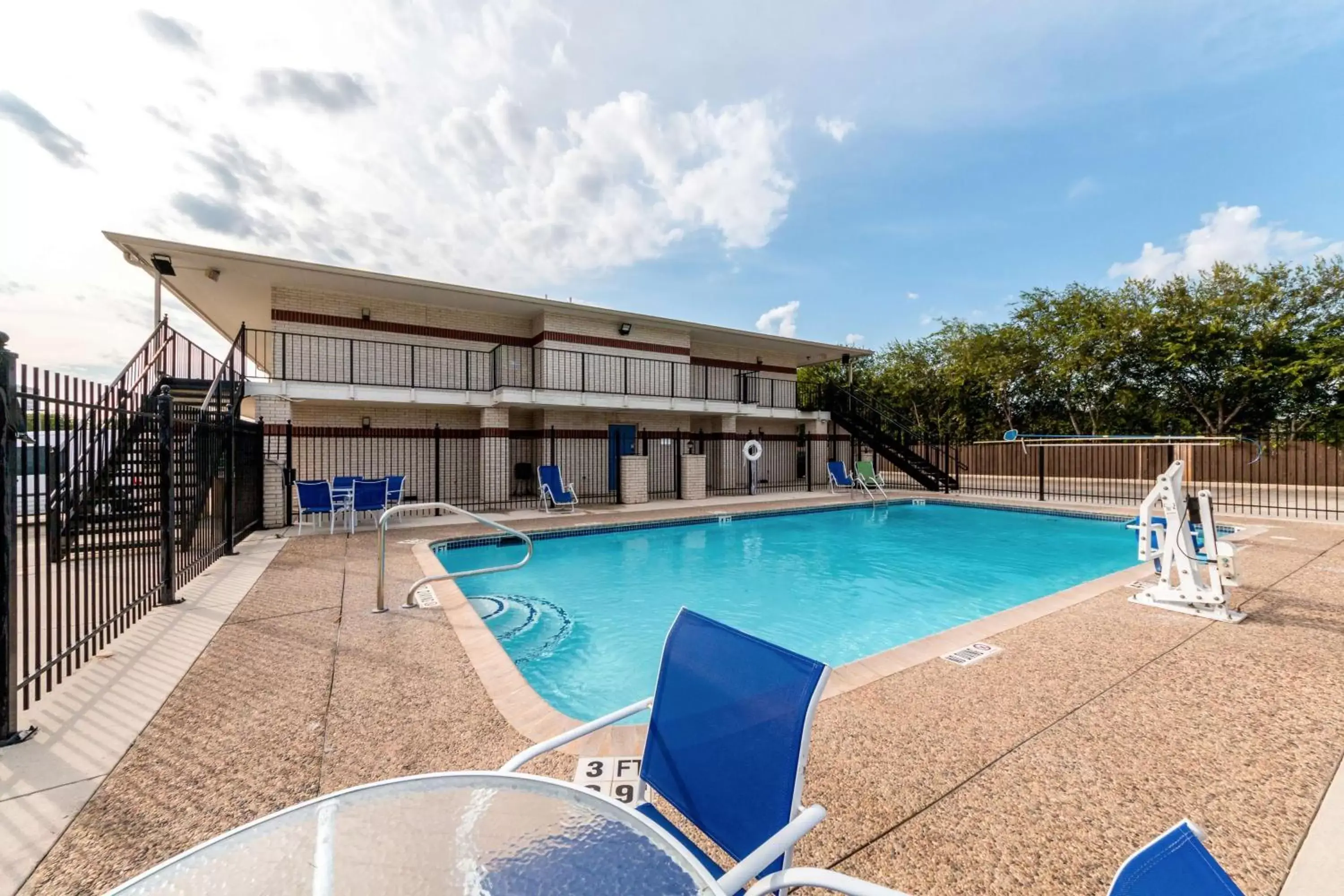 Day, Swimming Pool in Motel 6-San Antonio, TX - South WW White Rd