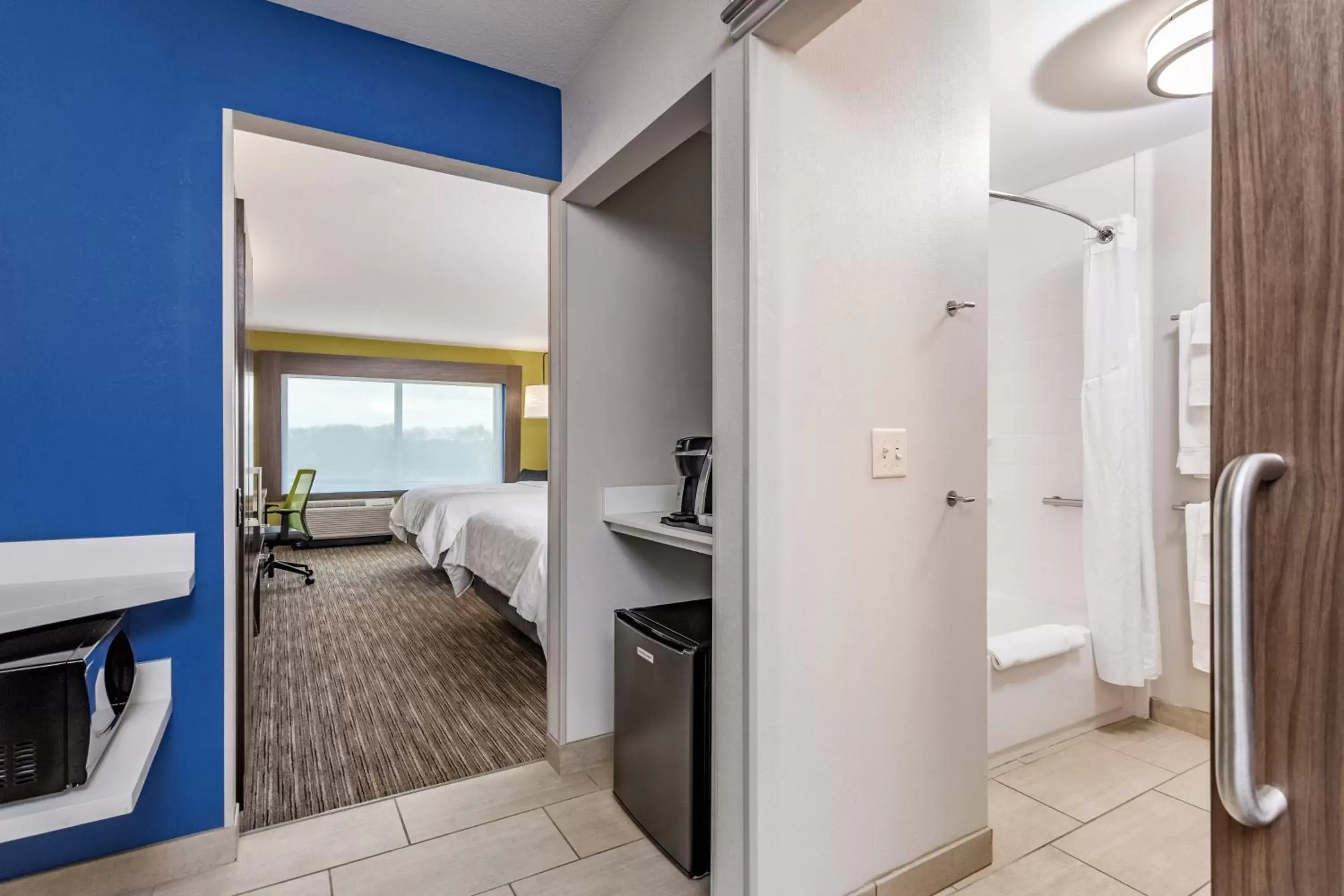 Photo of the whole room, Bathroom in Holiday Inn Express & Suites Hammond, an IHG Hotel