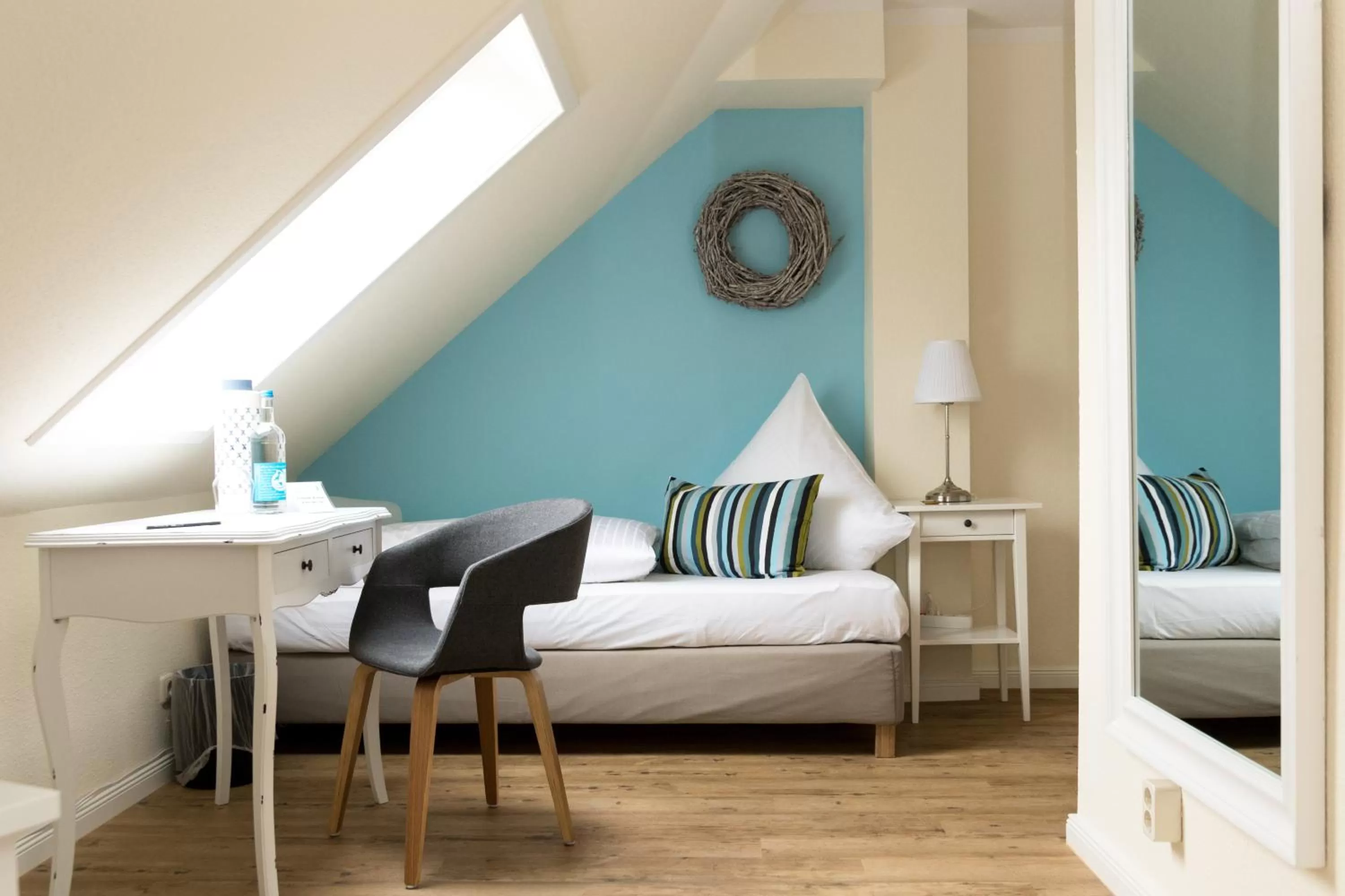 Photo of the whole room, Bed in Das Frühstückshotel Büsum