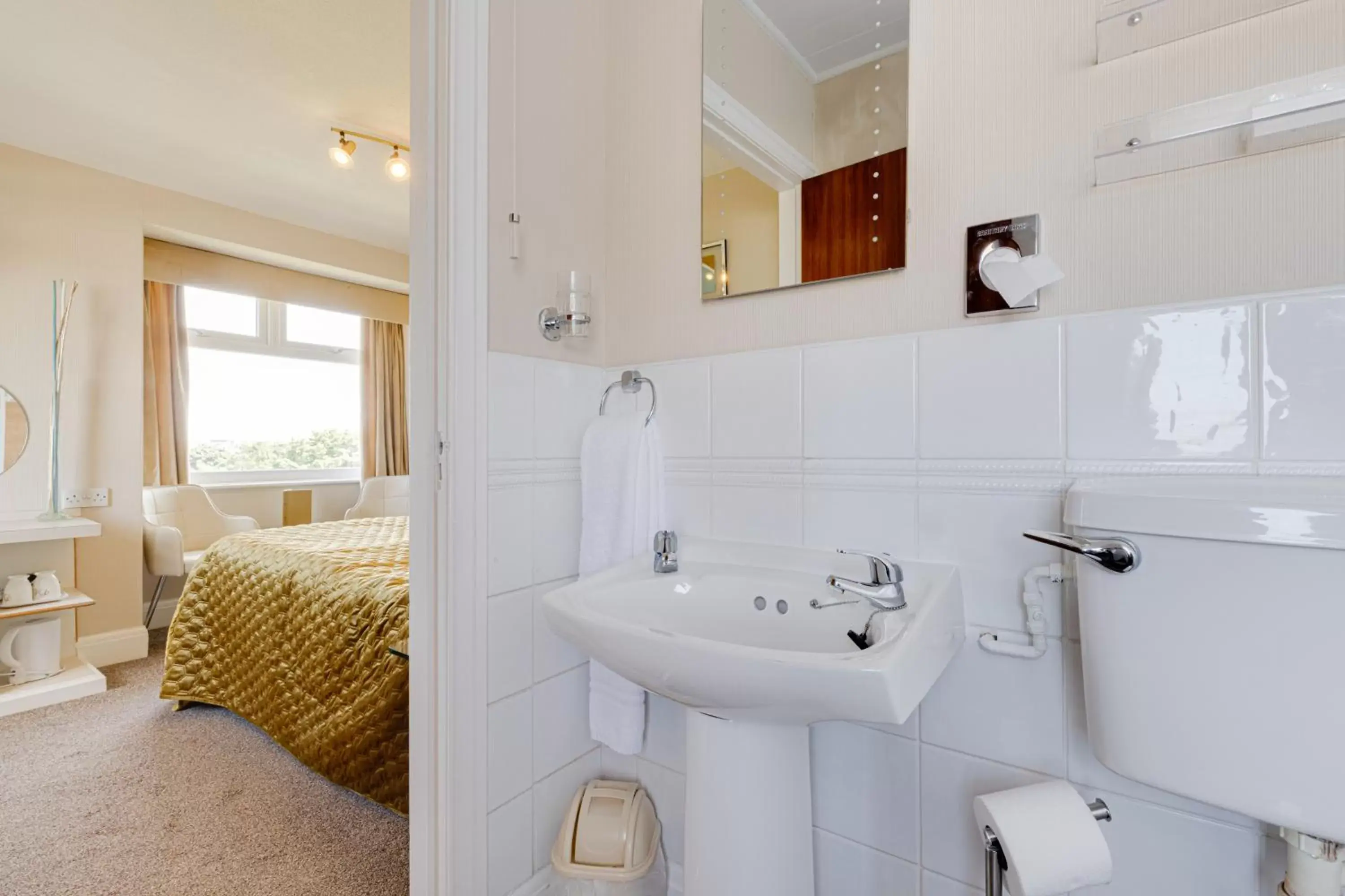 Bedroom, Bathroom in Park Manor Hotel
