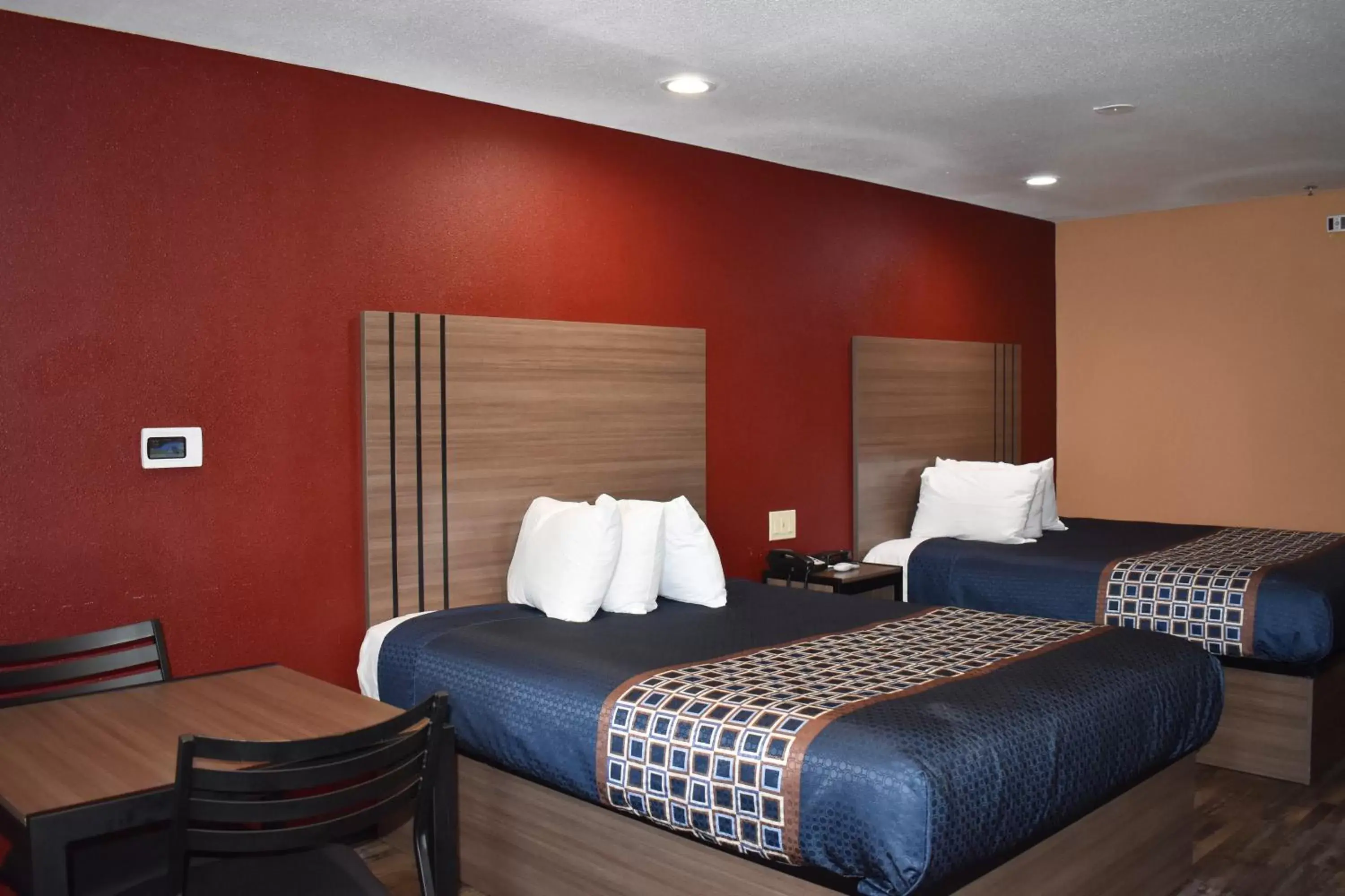 Photo of the whole room, Bed in Americas Best Value Inn Manteca