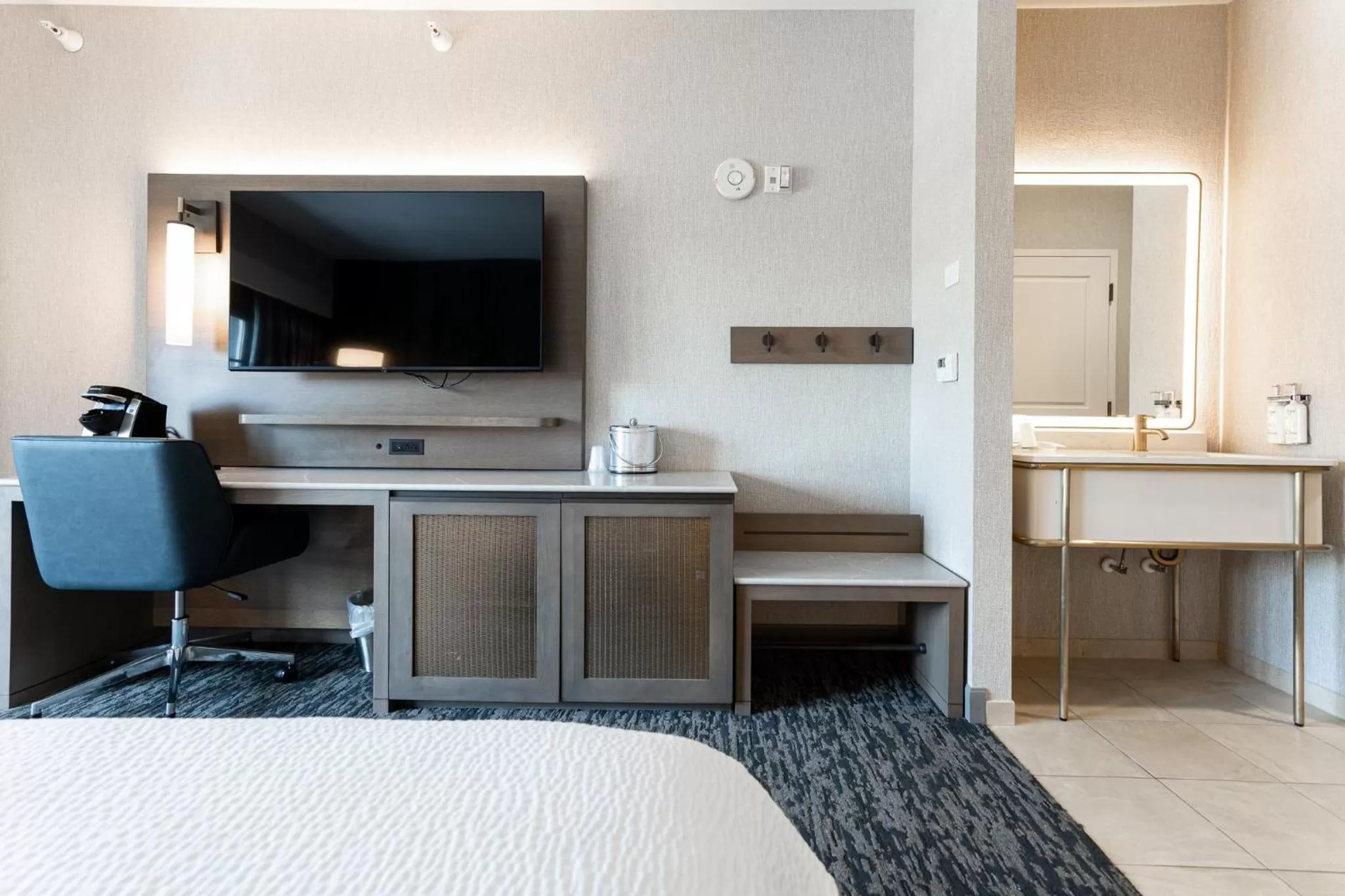 Photo of the whole room, Bed in Holiday Inn Resort Deadwood Mountain Grand by IHG