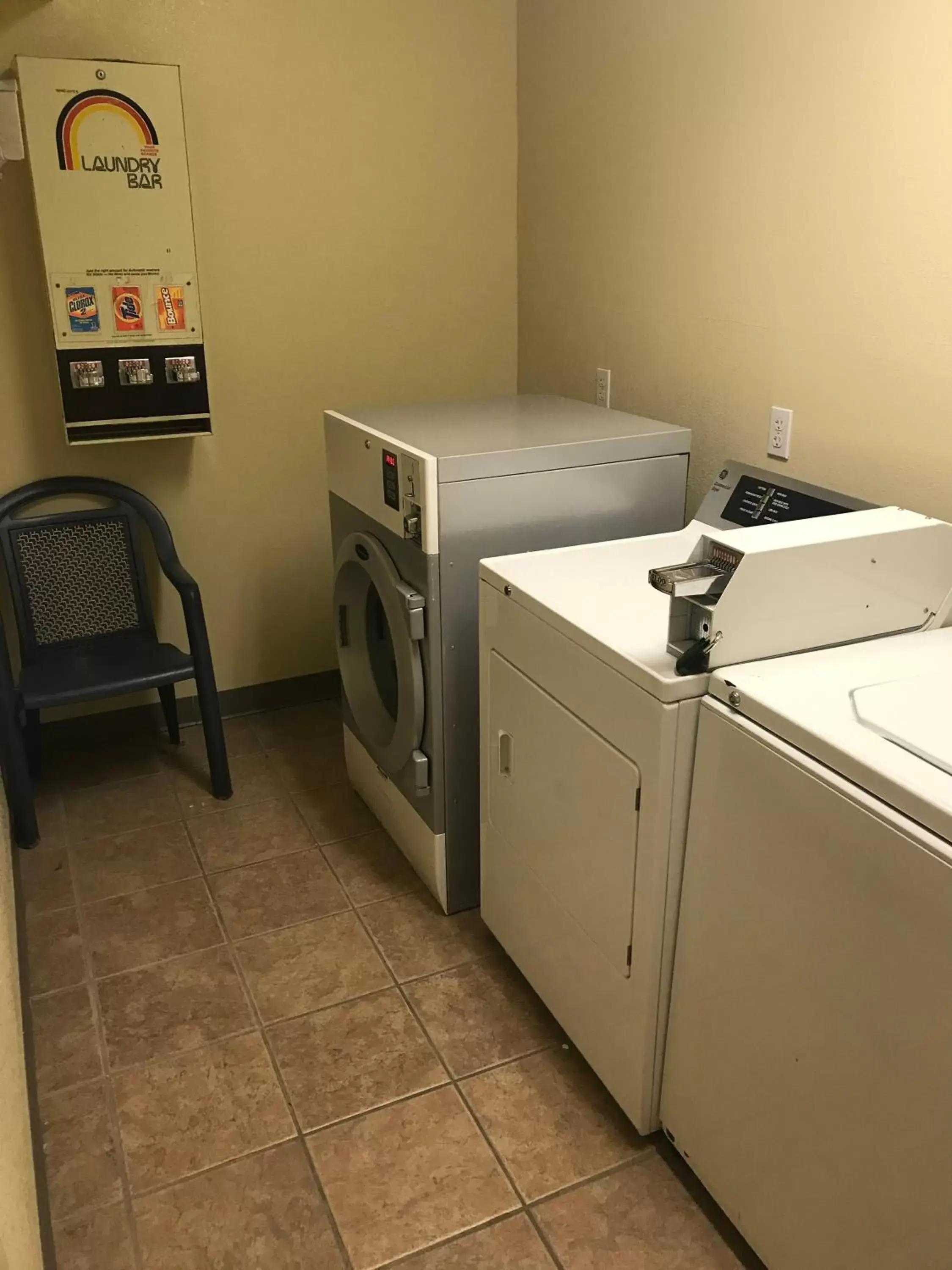 laundry, Kitchen/Kitchenette in Super 8 by Wyndham Bridgeview of Mackinaw City