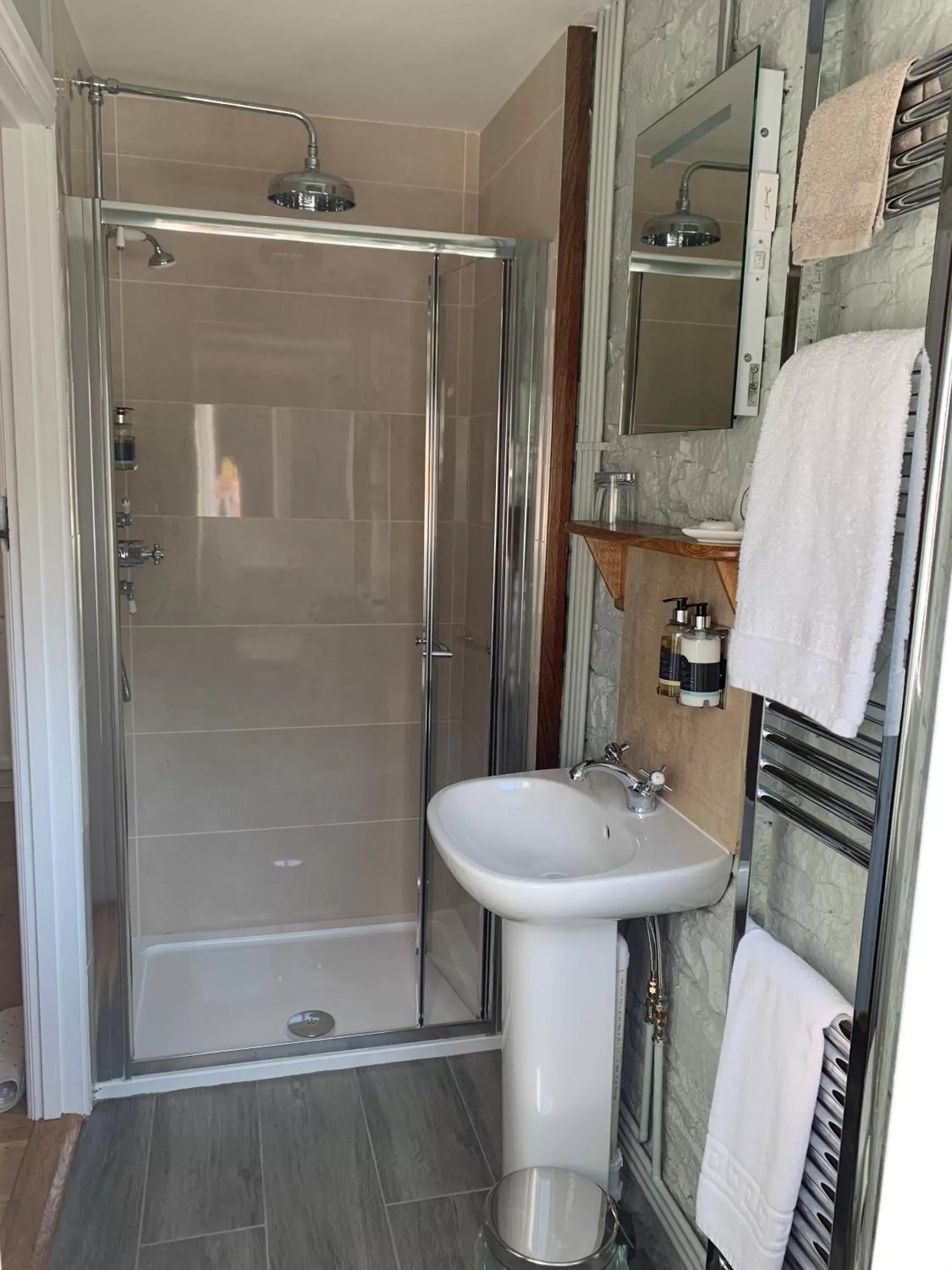 Bathroom in Pontyclerc Farm House Bed and Breakfast