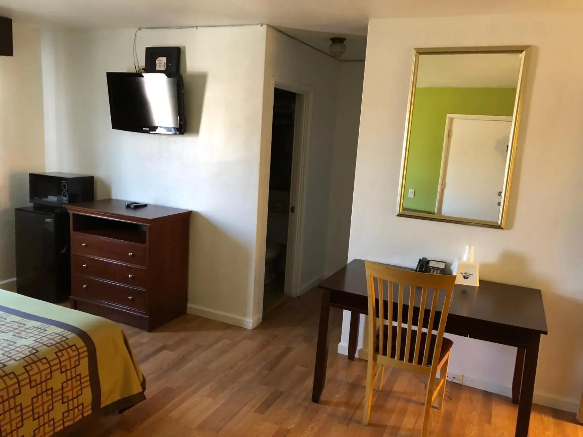 Seating area, TV/Entertainment Center in Americas Best Value Inn Visalia