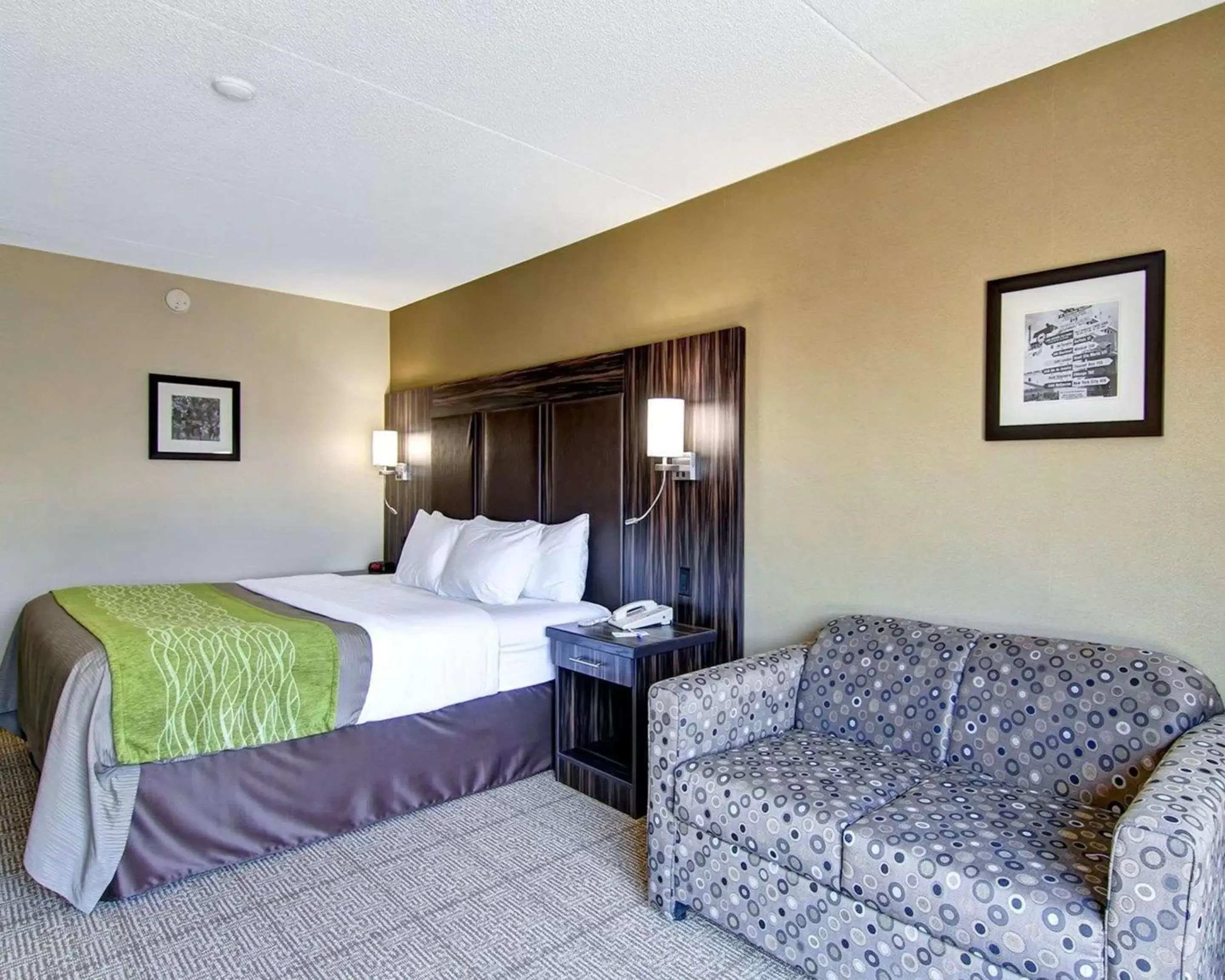Photo of the whole room, Bed in Comfort Inn St. Catharines Niagara