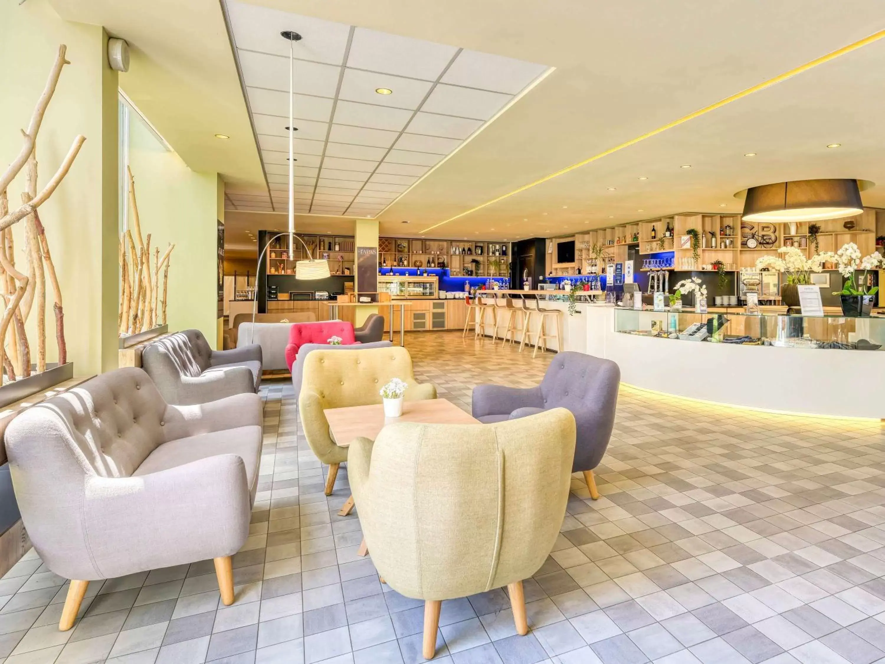 Property building, Lounge/Bar in Novotel Paris Nord Expo Aulnay