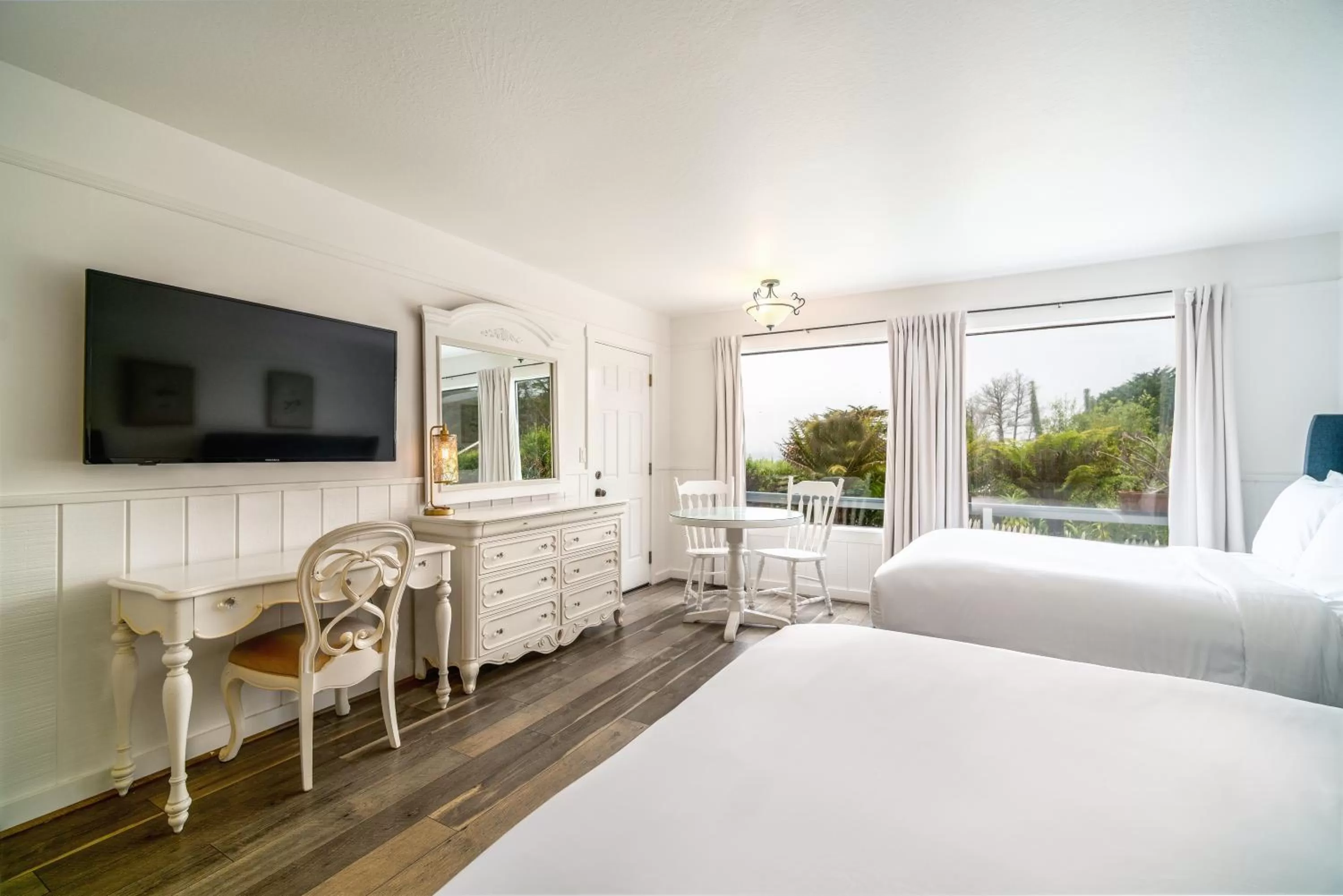 Bed in Agate Cove Inn