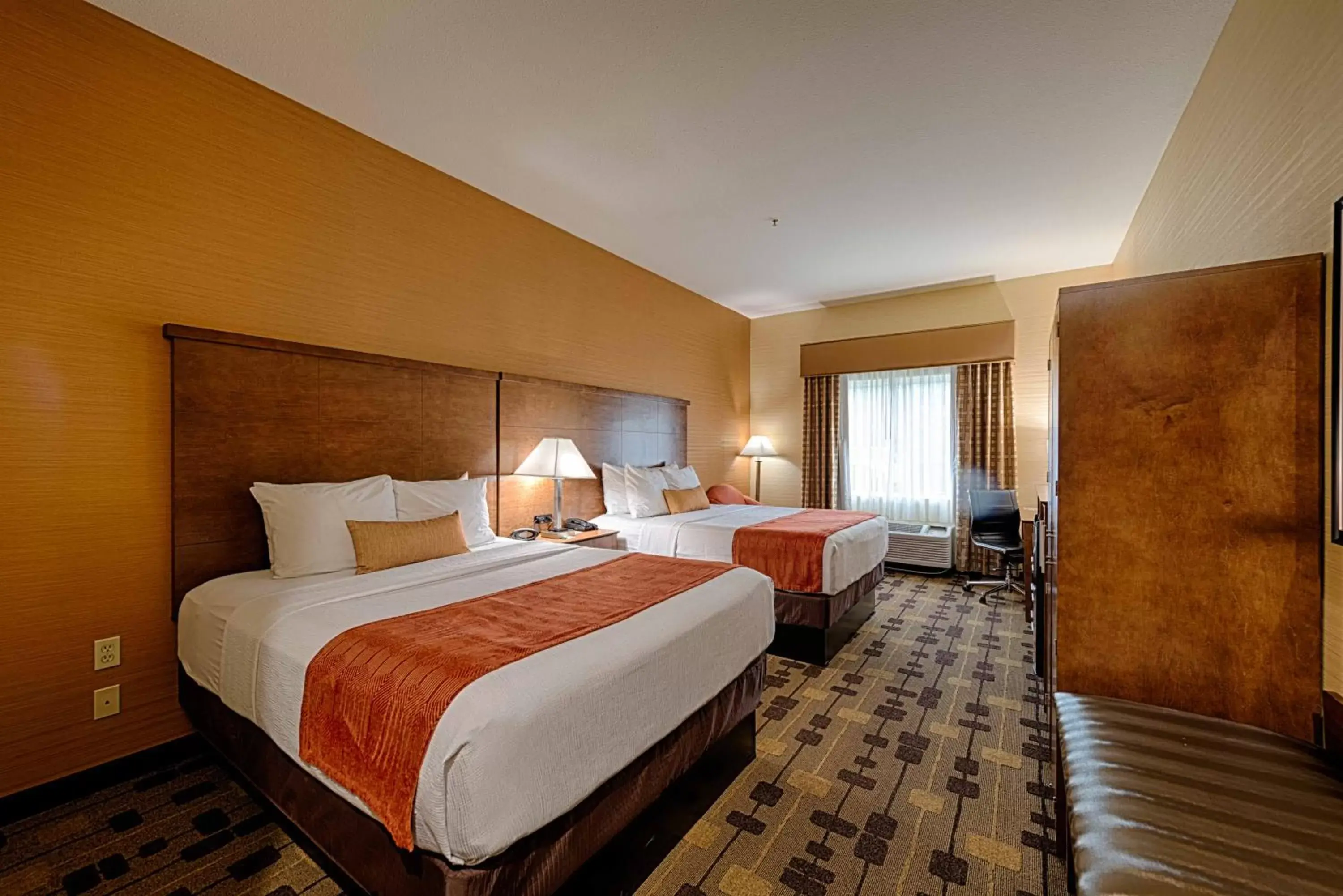 Bed in Best Western Plus Delta Inn & Suites