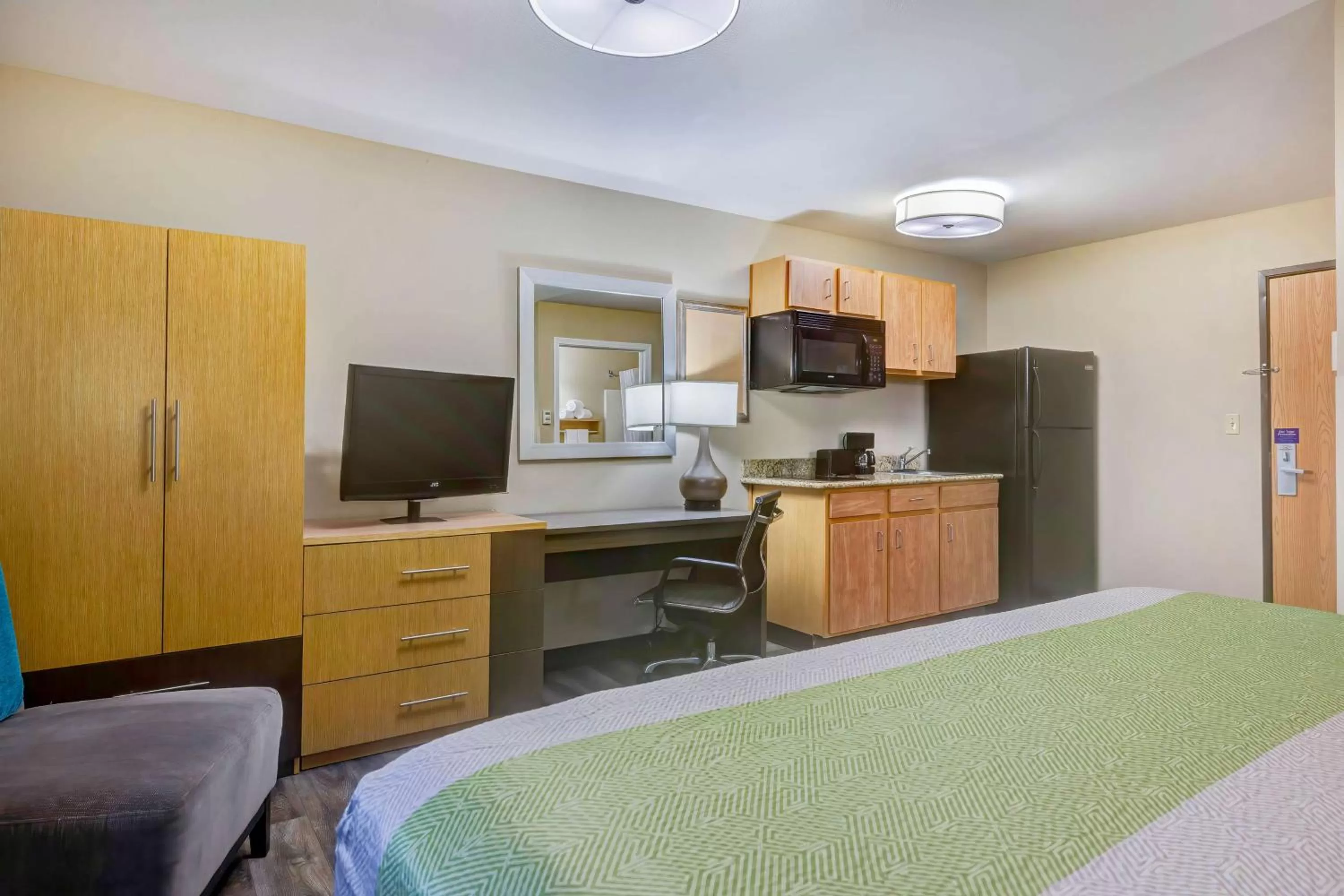 Photo of the whole room in Studio 6 Lenexa - Overland Park