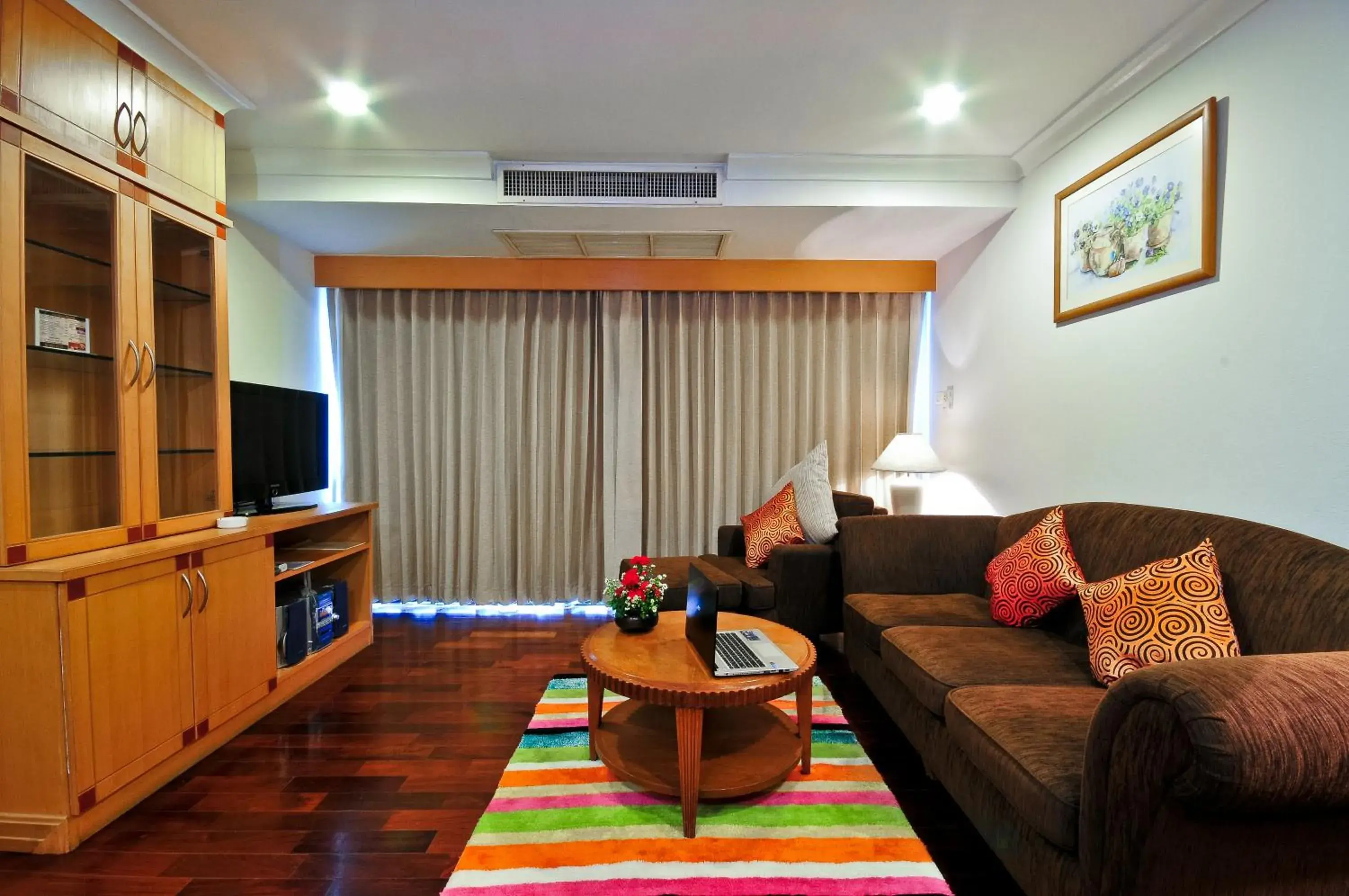 Living room, Lounge/Bar in Admiral Suites Bangkok