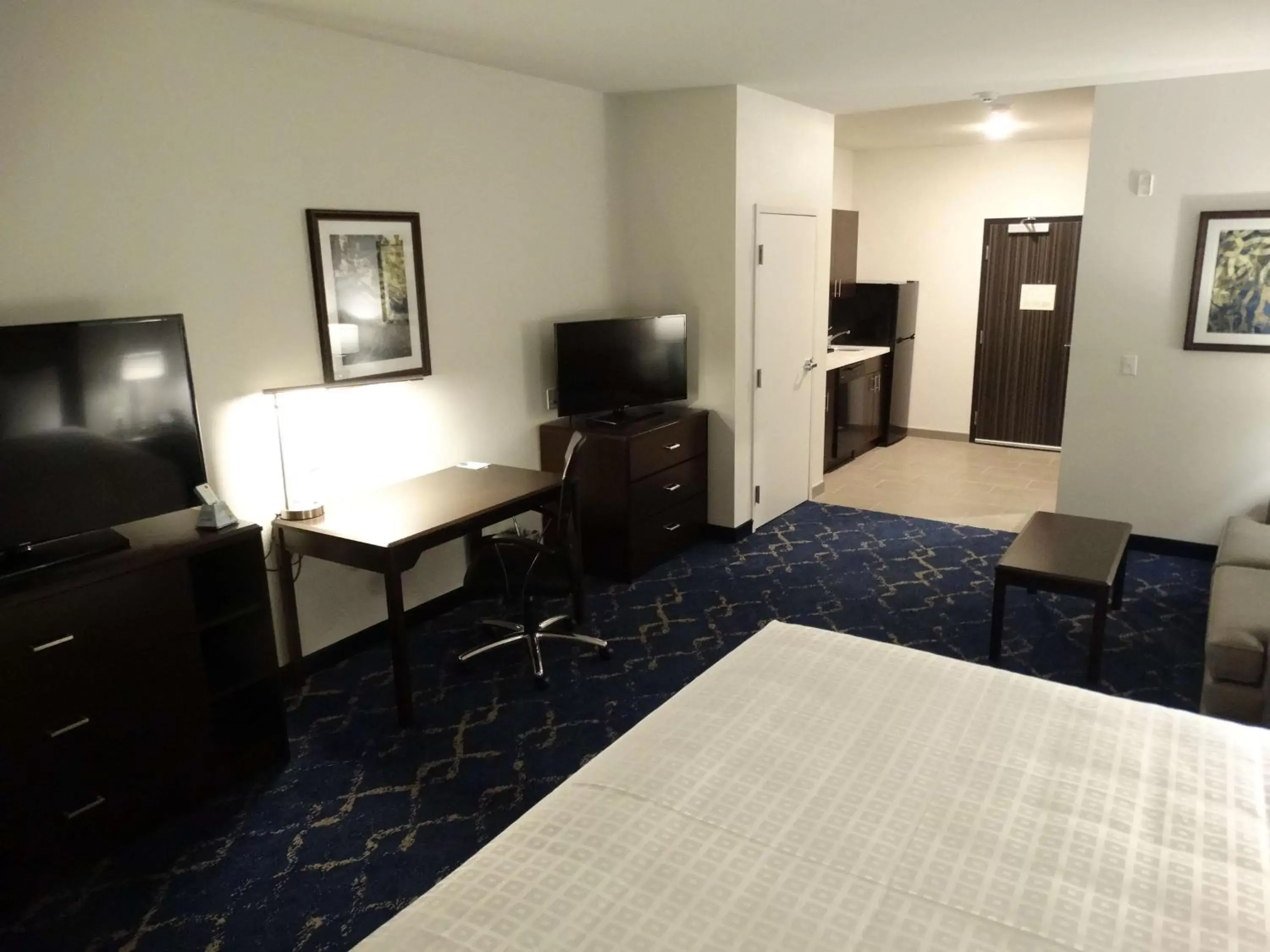 Photo of the whole room, TV/Entertainment Center in Best Western Plus New Richmond Inn & Suites