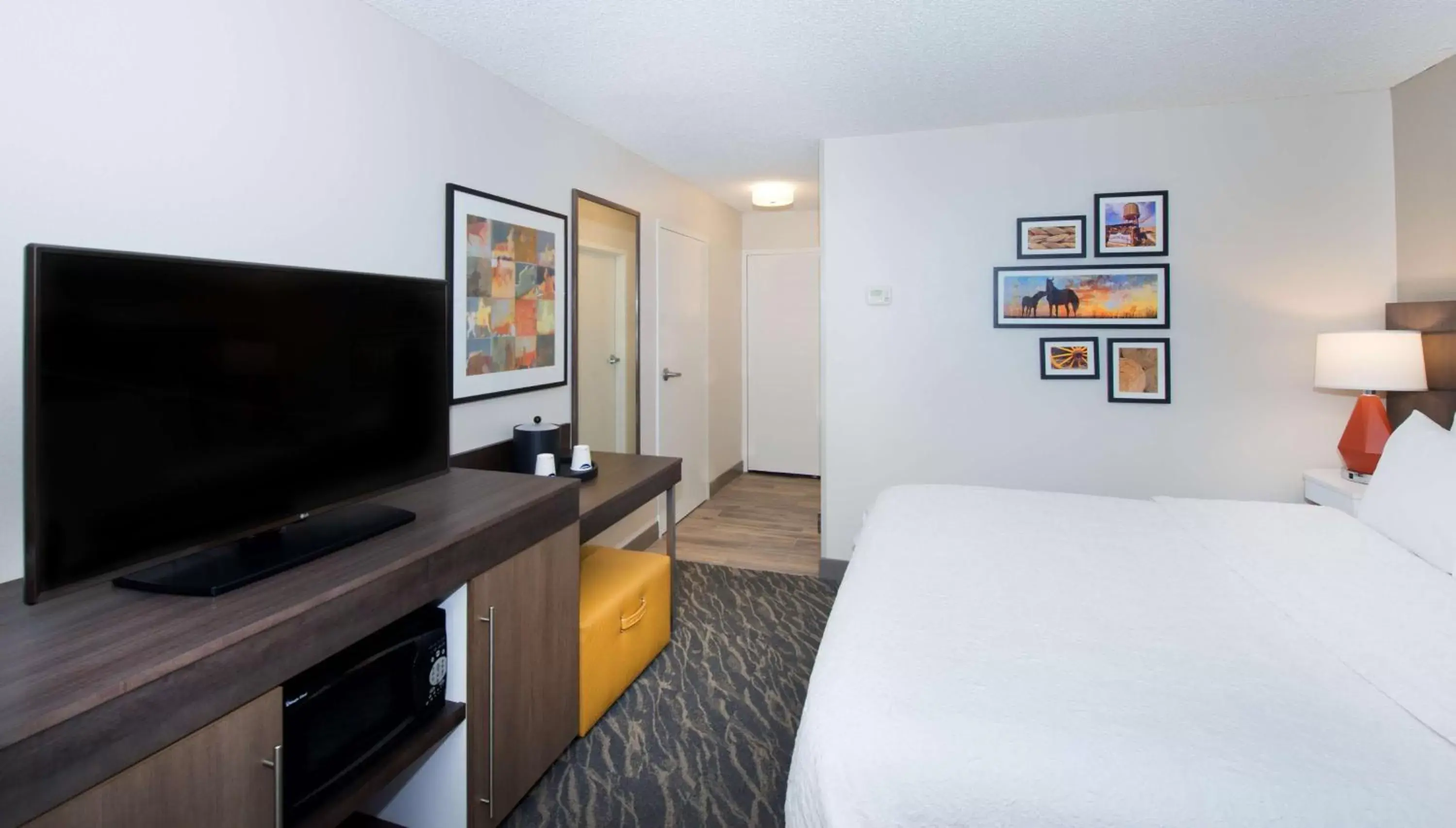 Bedroom, TV/Entertainment Center in Hampton Inn & Suites N Ft Worth-Alliance Airport