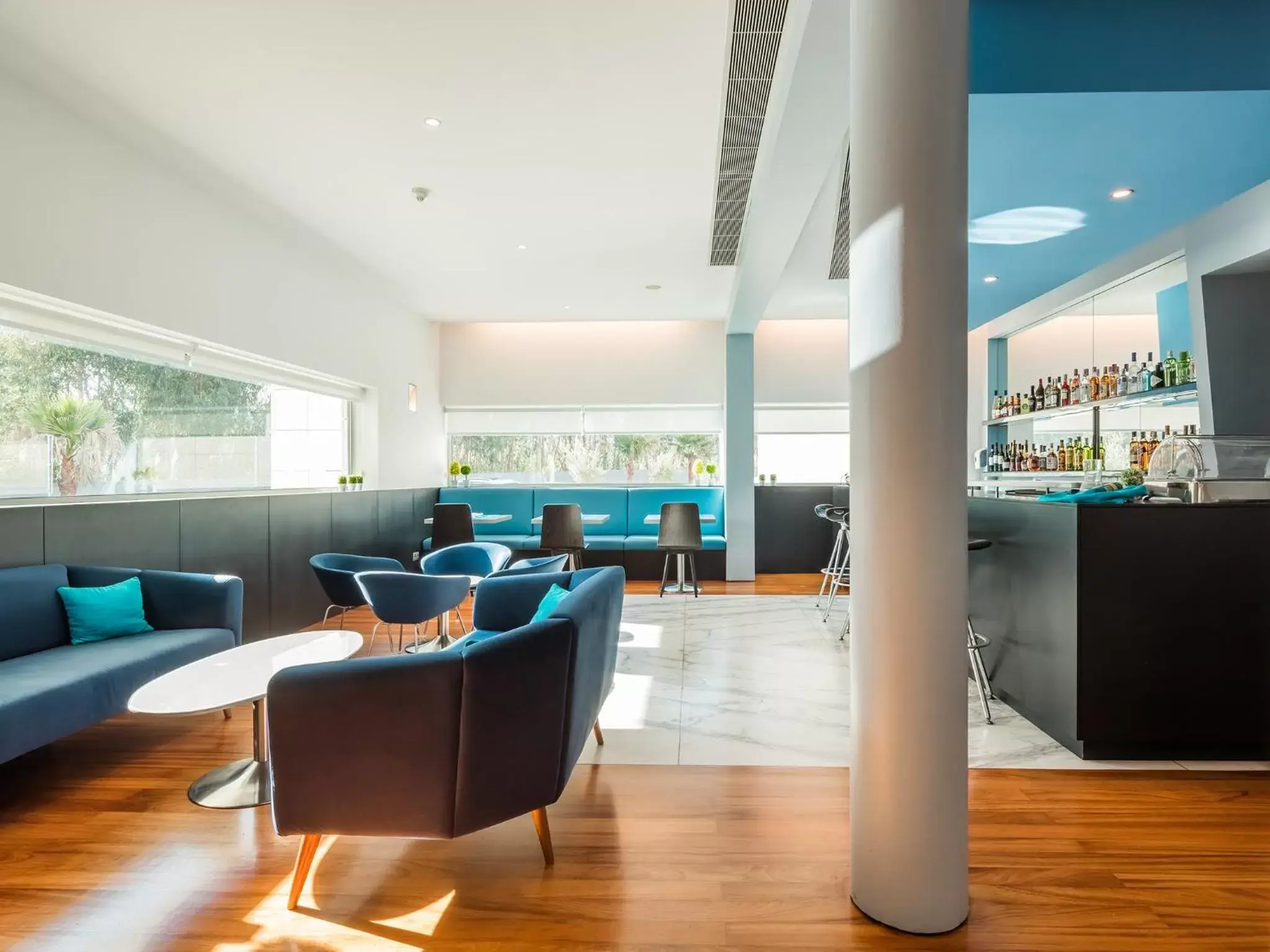 Lounge or bar in OPOHOTEL Porto Aeroporto Lounge or bar in OPOHOTEL Porto Aeroporto