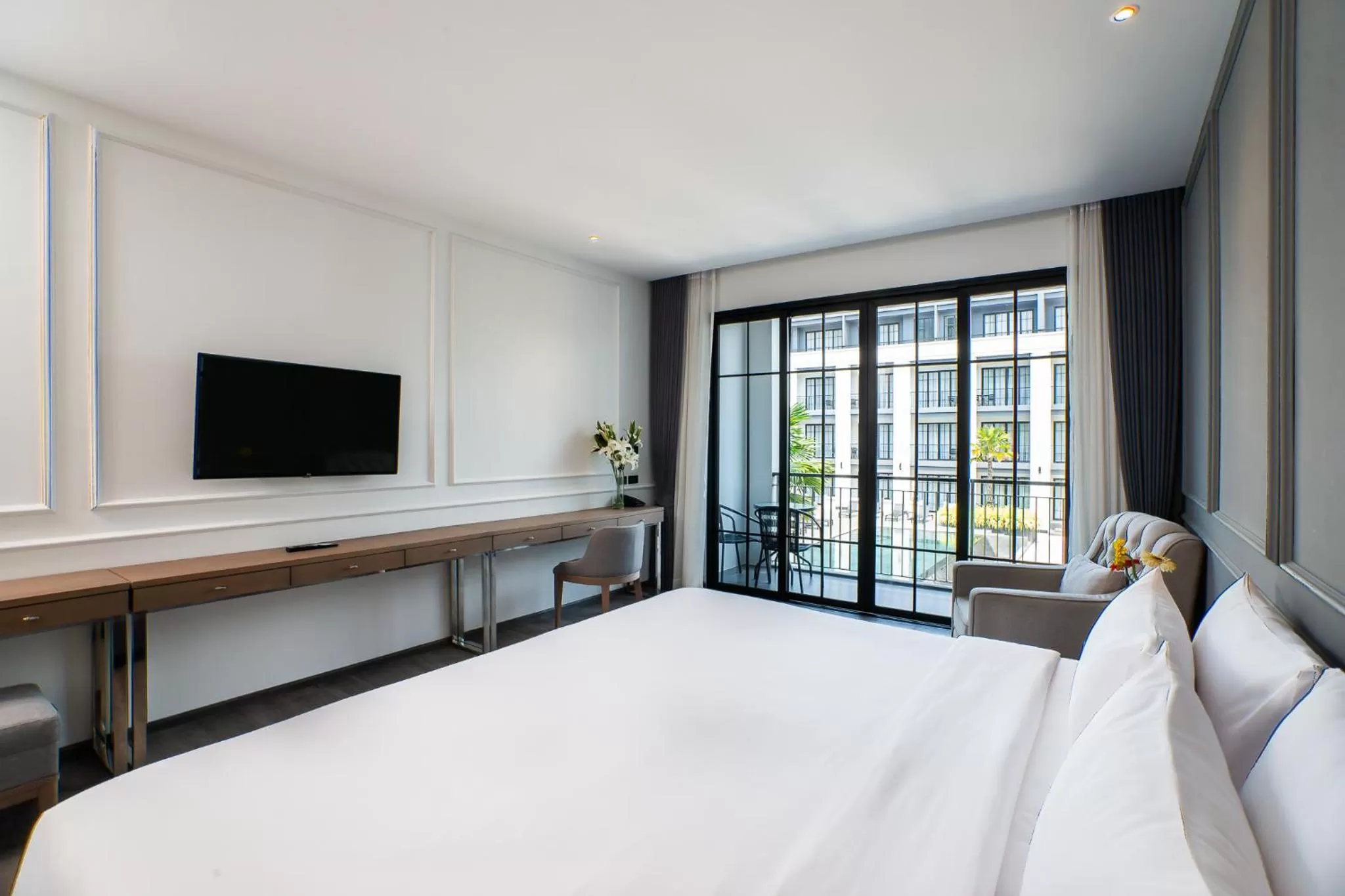 Pool view, Bed in One Patio Hotel Pattaya - SHA Extra Plus