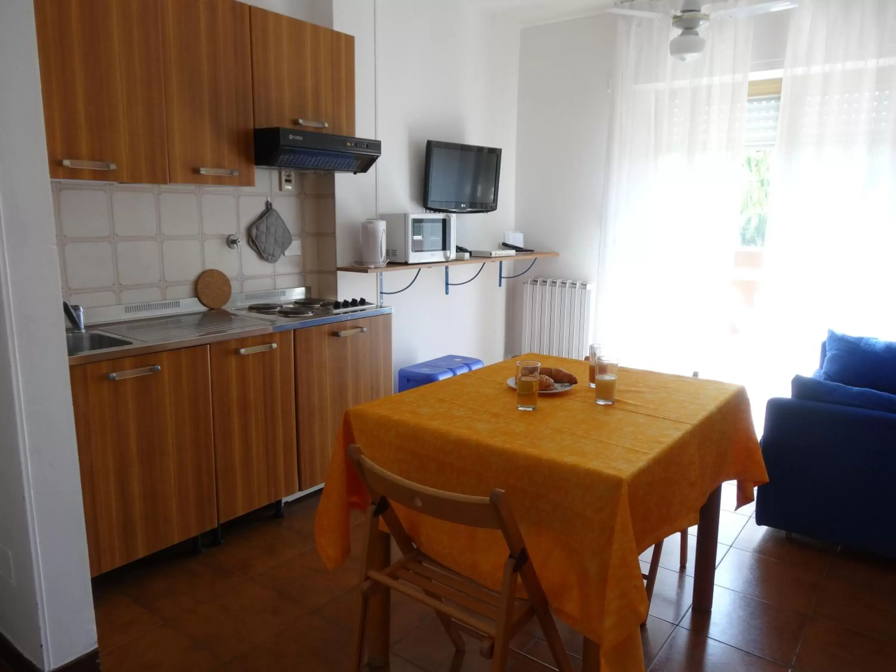 Living room, Kitchen/Kitchenette in Residence Aurora