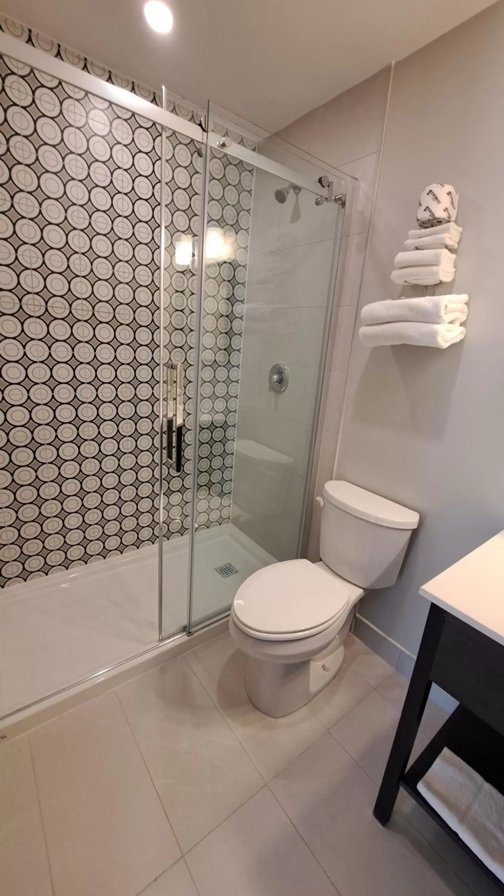 Shower, Bathroom in Cedar Lodge Motel