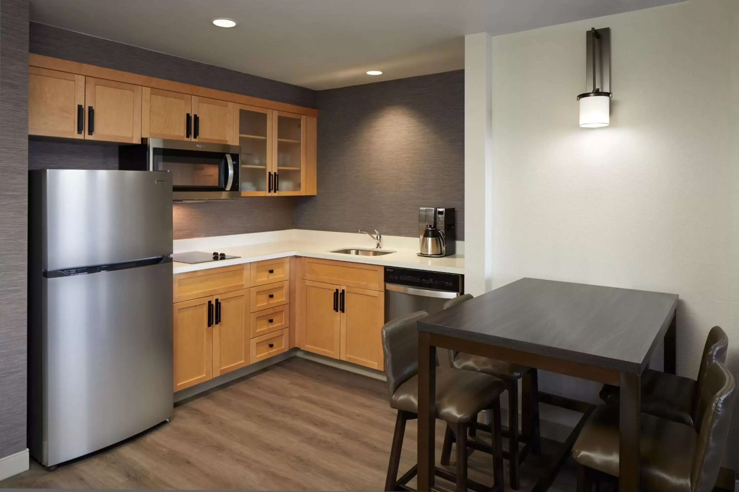 Photo of the whole room, Kitchen/Kitchenette in Residence Inn by Marriott Montreal Airport