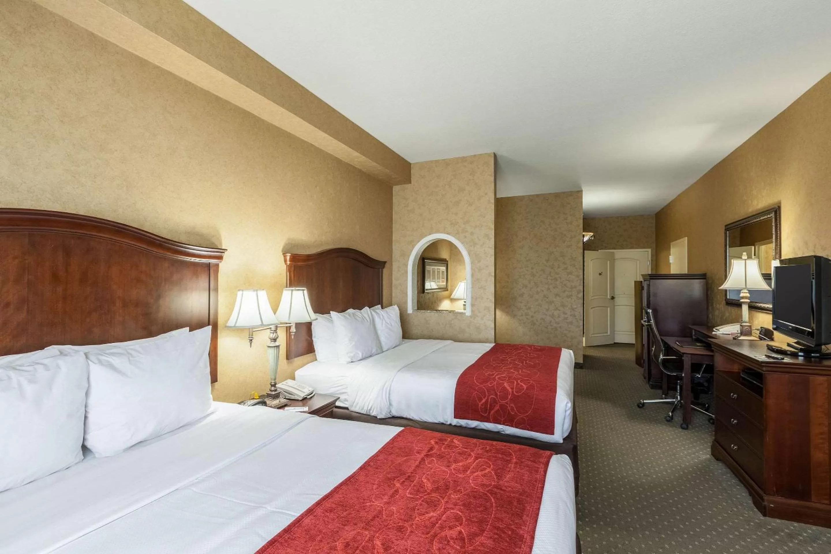 Photo of the whole room, Bed in Comfort Suites Alamo-River walk