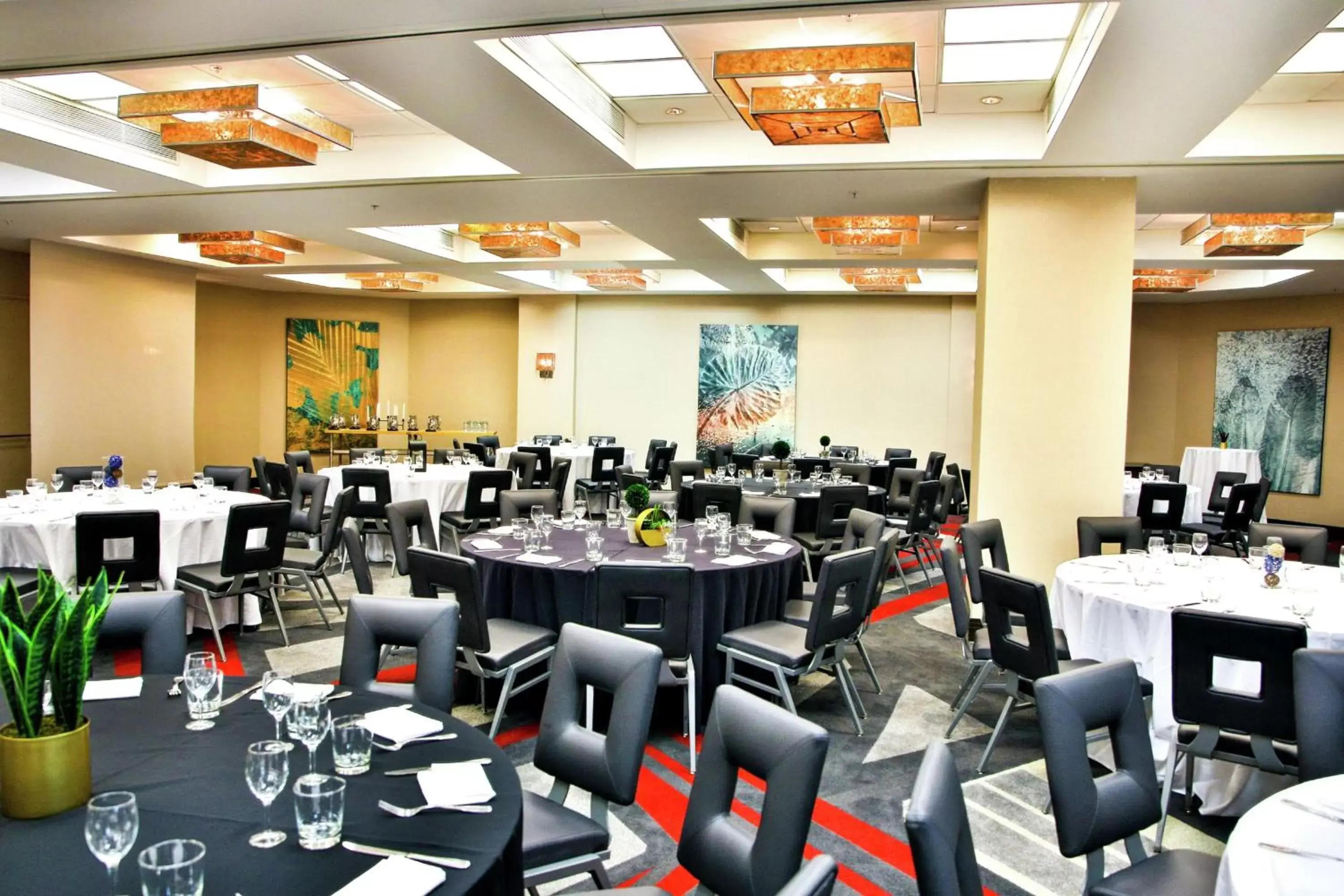 Meeting/conference room, Restaurant/Places to Eat in GALLERYone - a DoubleTree Suites by Hilton Hotel
