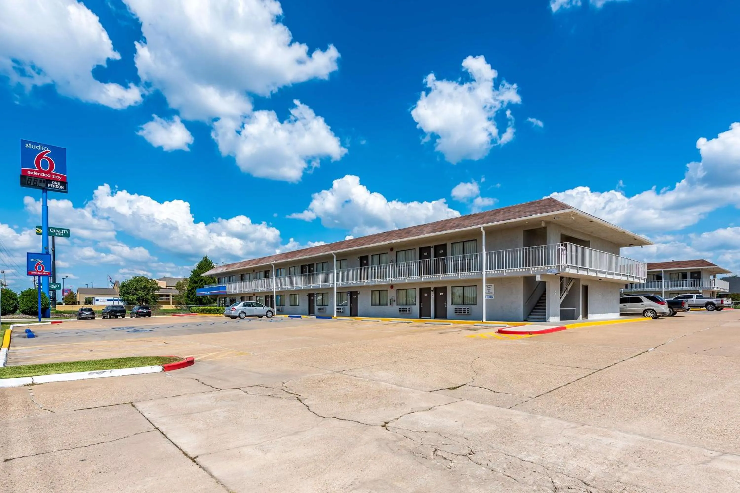 Property building in Studio 6-Monroe, LA - Hwy 165