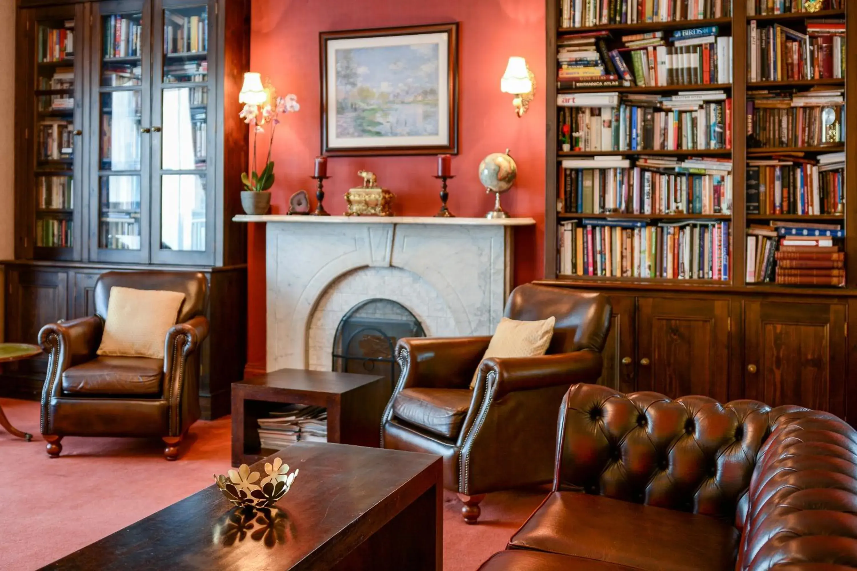 Living room, Library in Tanes Hotel