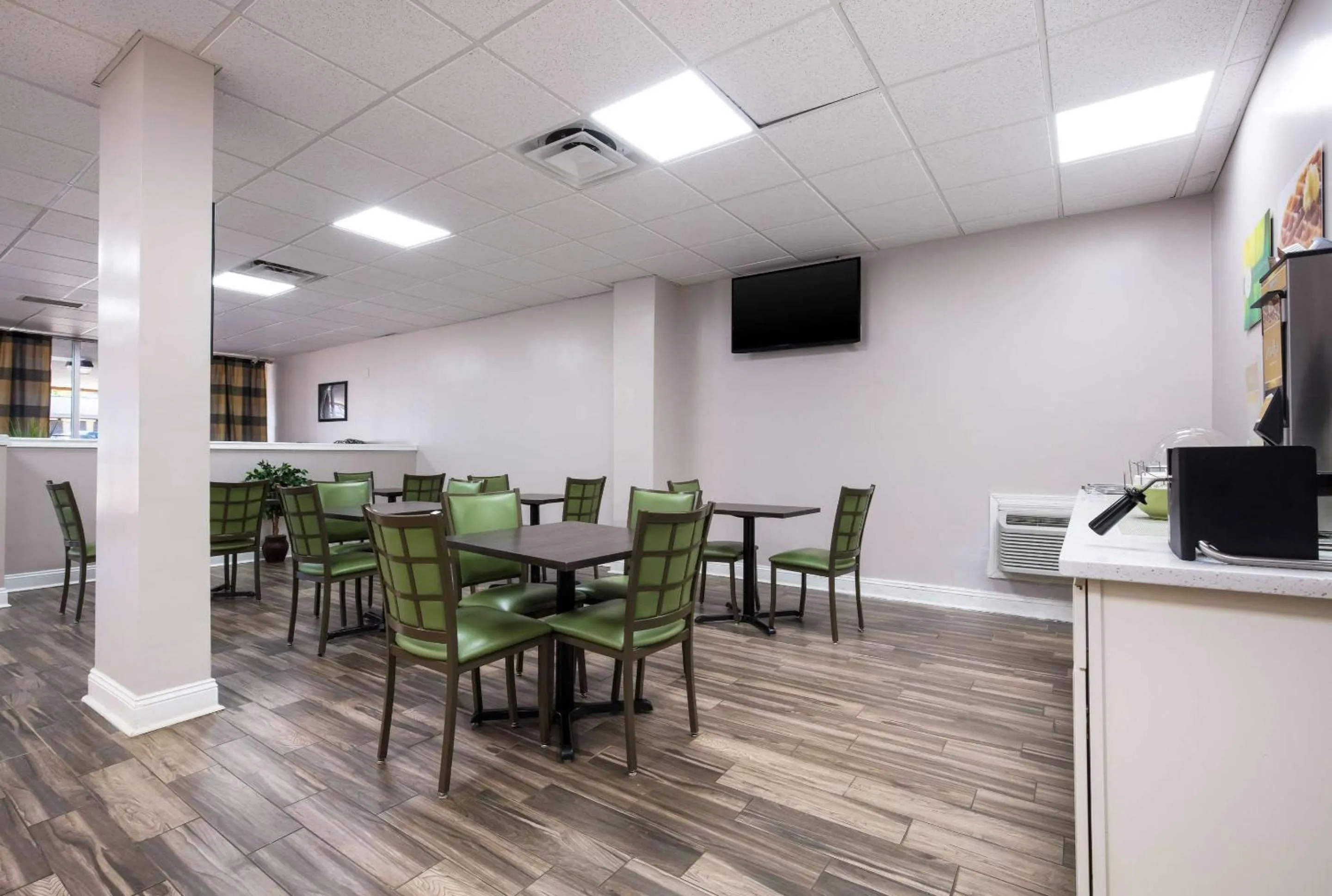 Restaurant/places to eat in Quality Inn