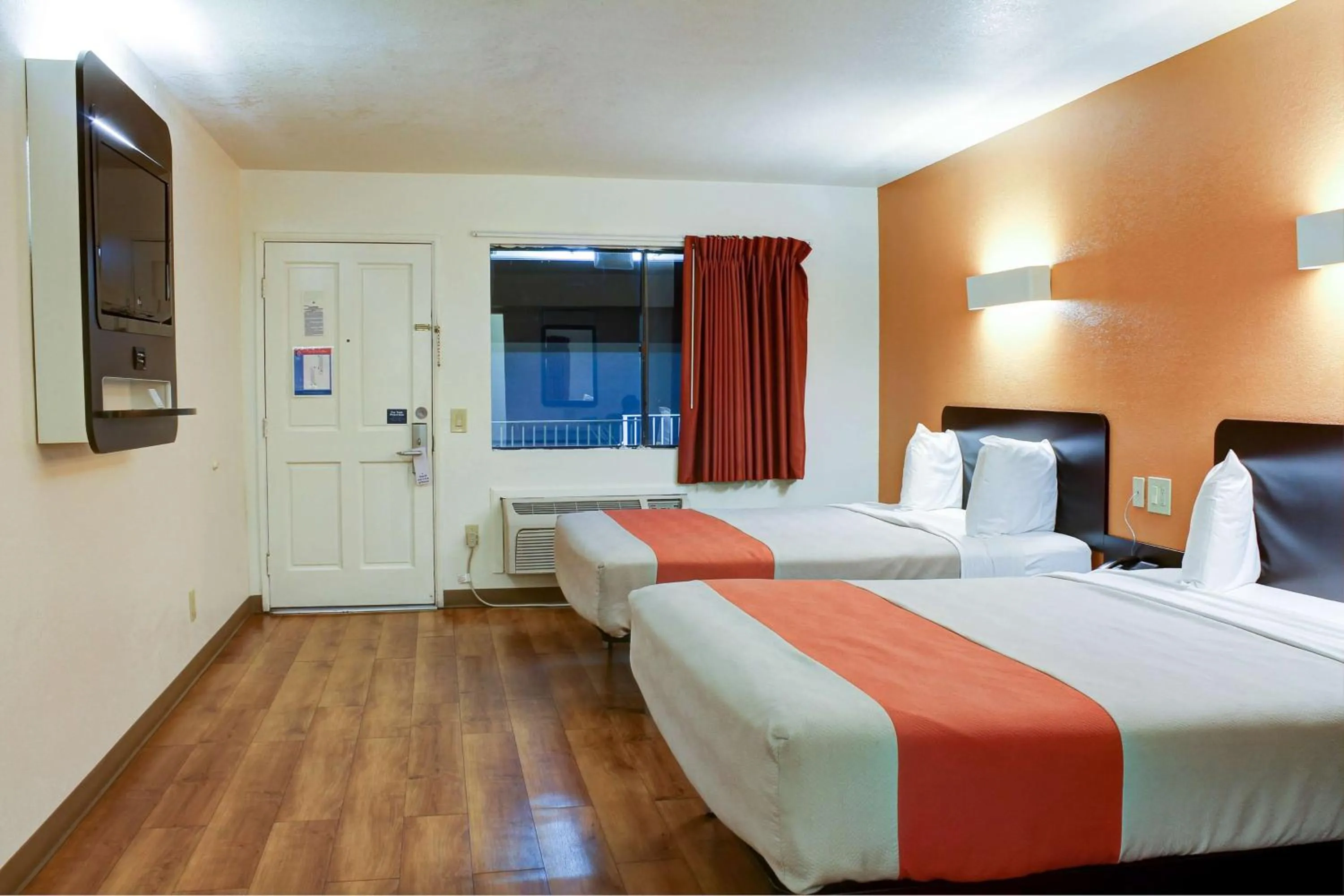 TV and multimedia, Bed in Motel 6-Bishop, CA