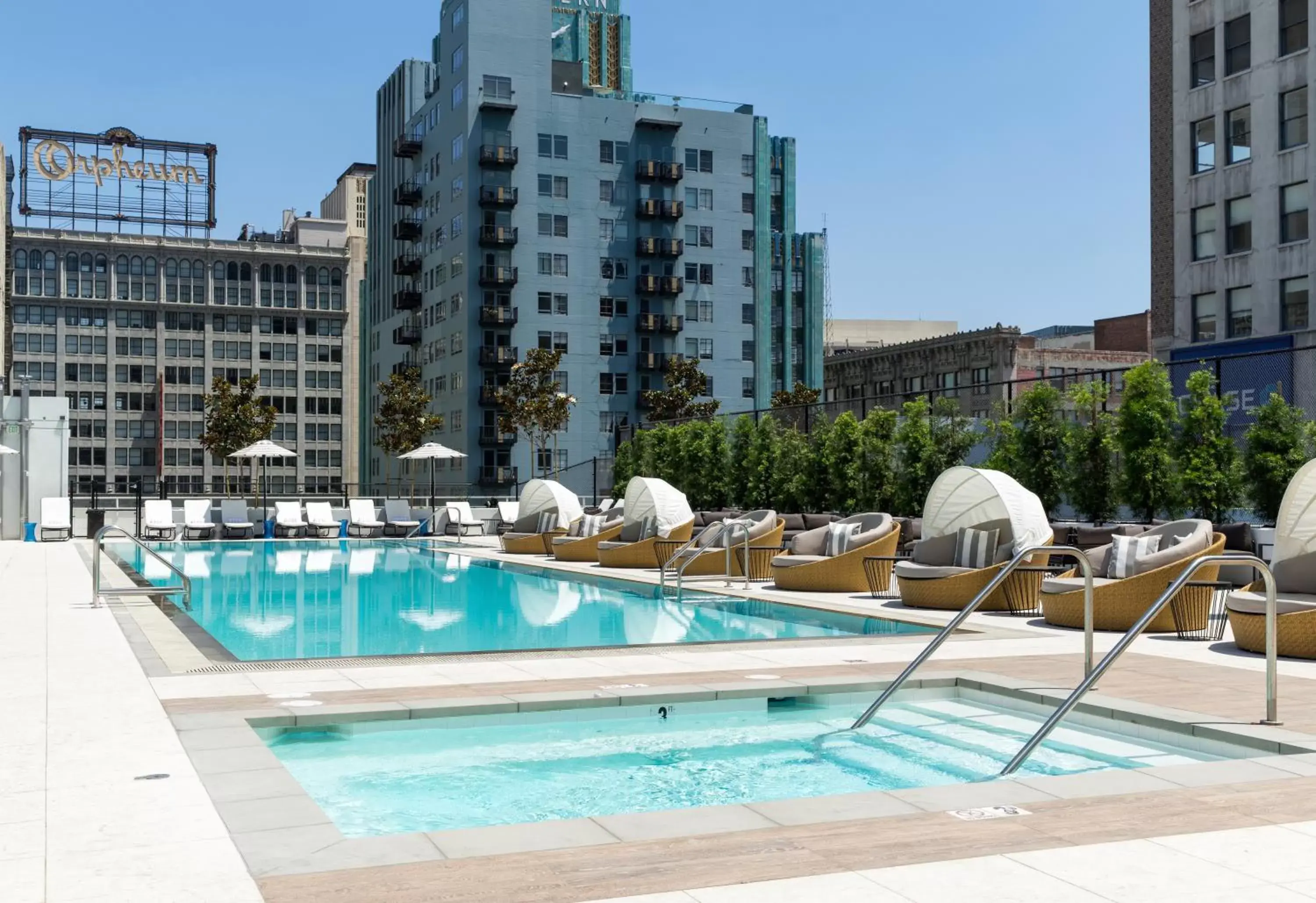 Hot Tub, Swimming Pool in Level Los Angeles - Downtown South Olive