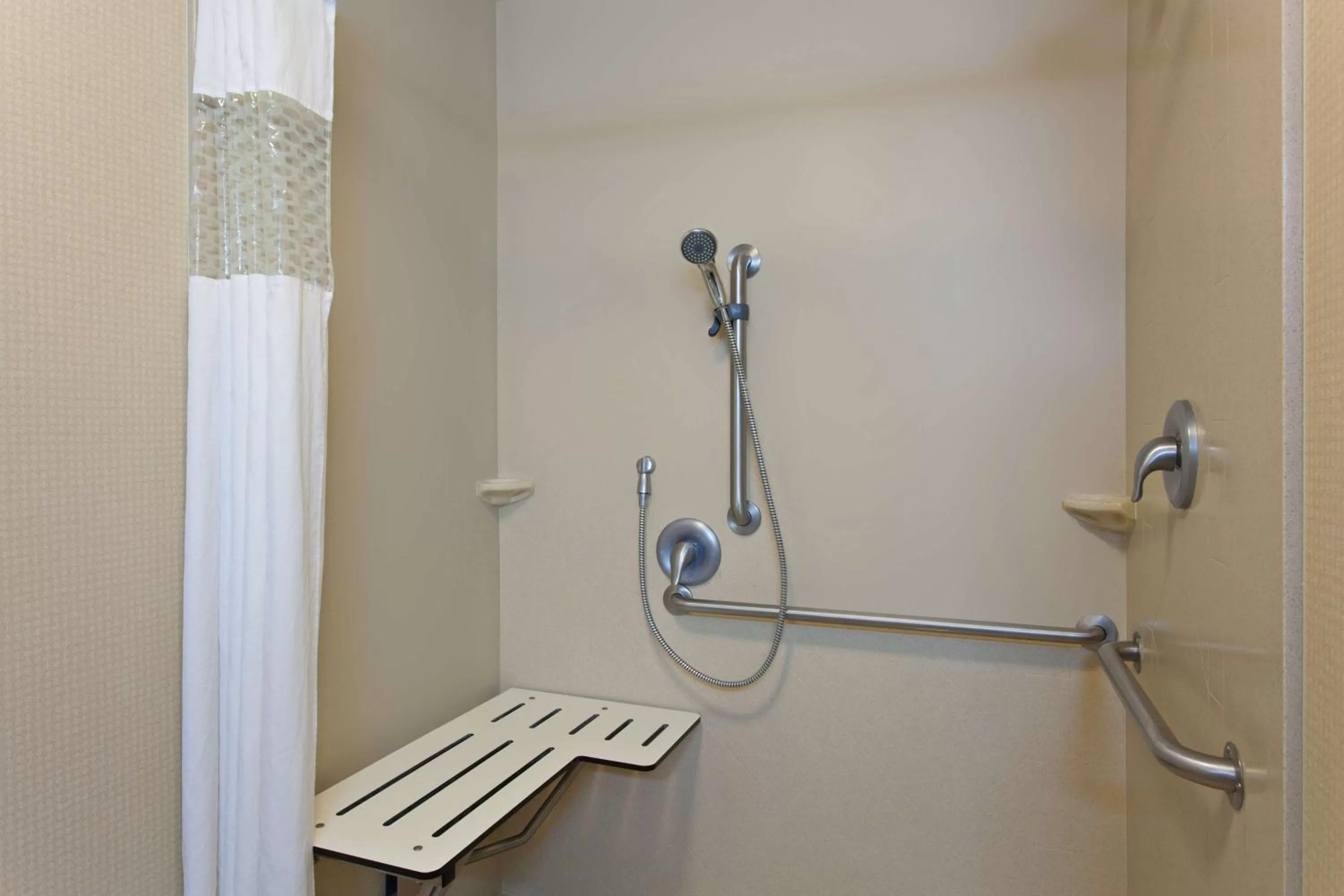 Bathroom in Hampton Inn & Suites Fresno - Northwest