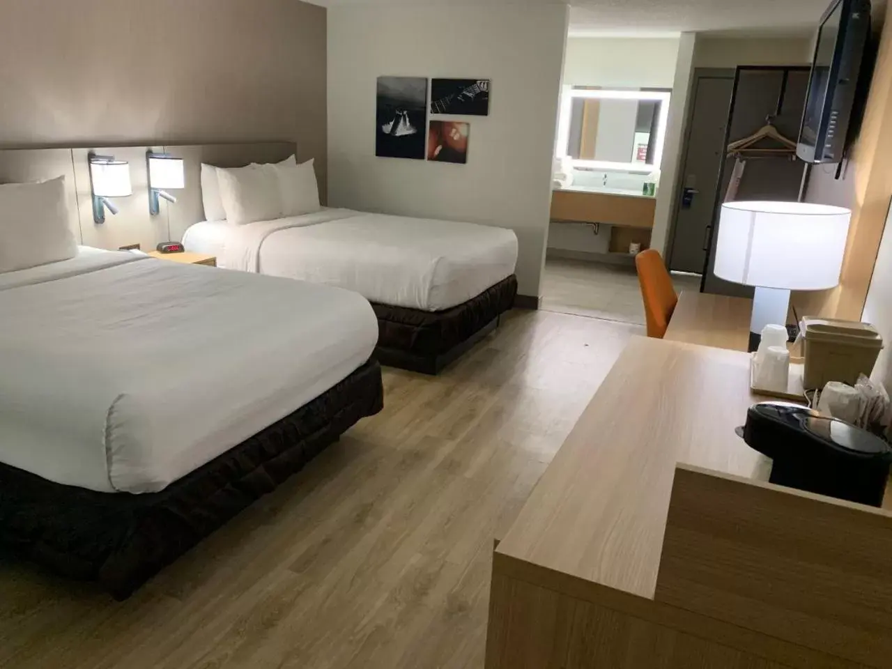 Photo of the whole room, Bed in Comfort Inn & Suites Nashville Downtown - Stadium Photo of the whole room, Bed in Comfort Inn & Suites Nashville Downtown - Stadium