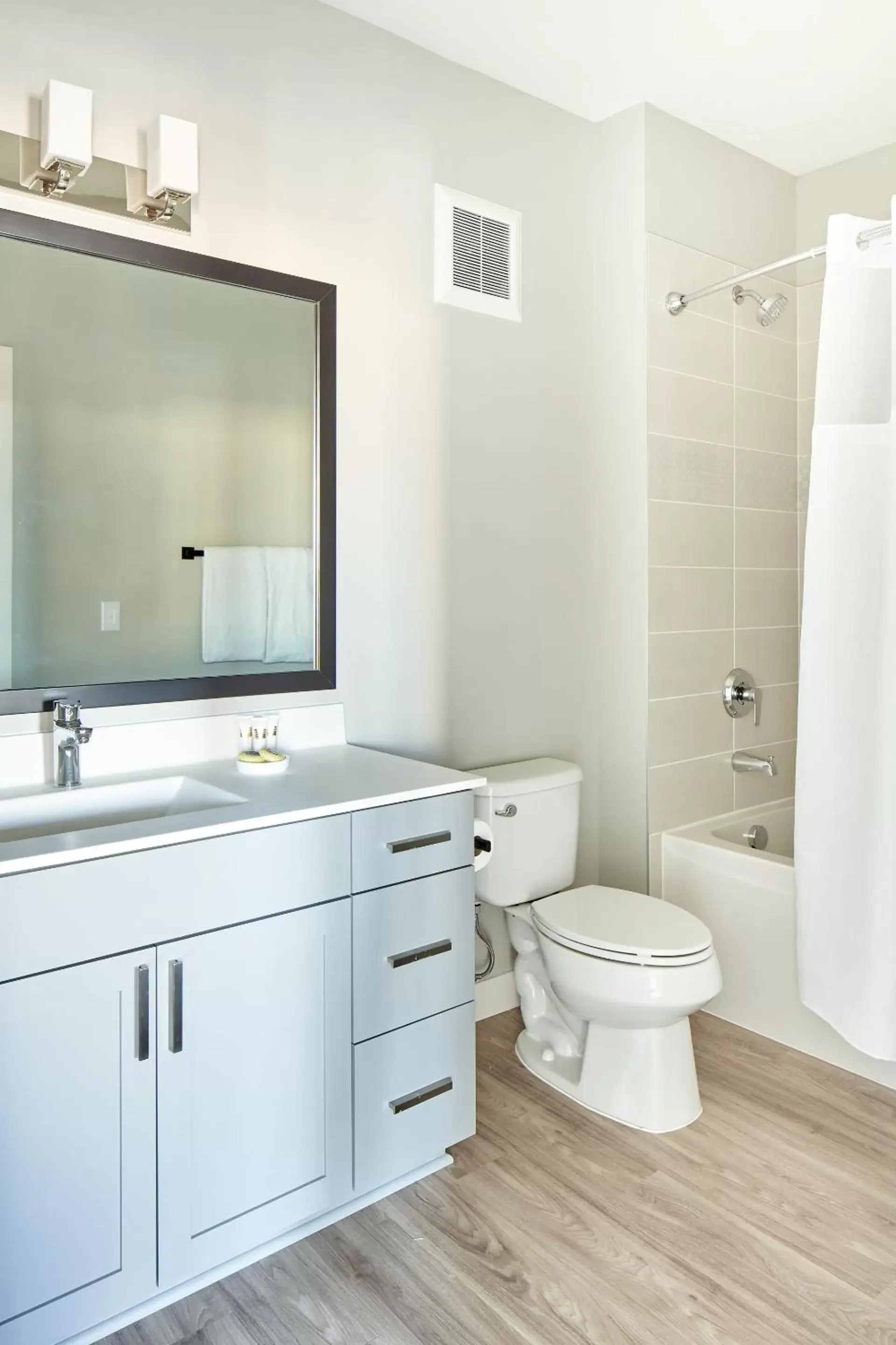 Living room, Bathroom in Sonder at Vicinity