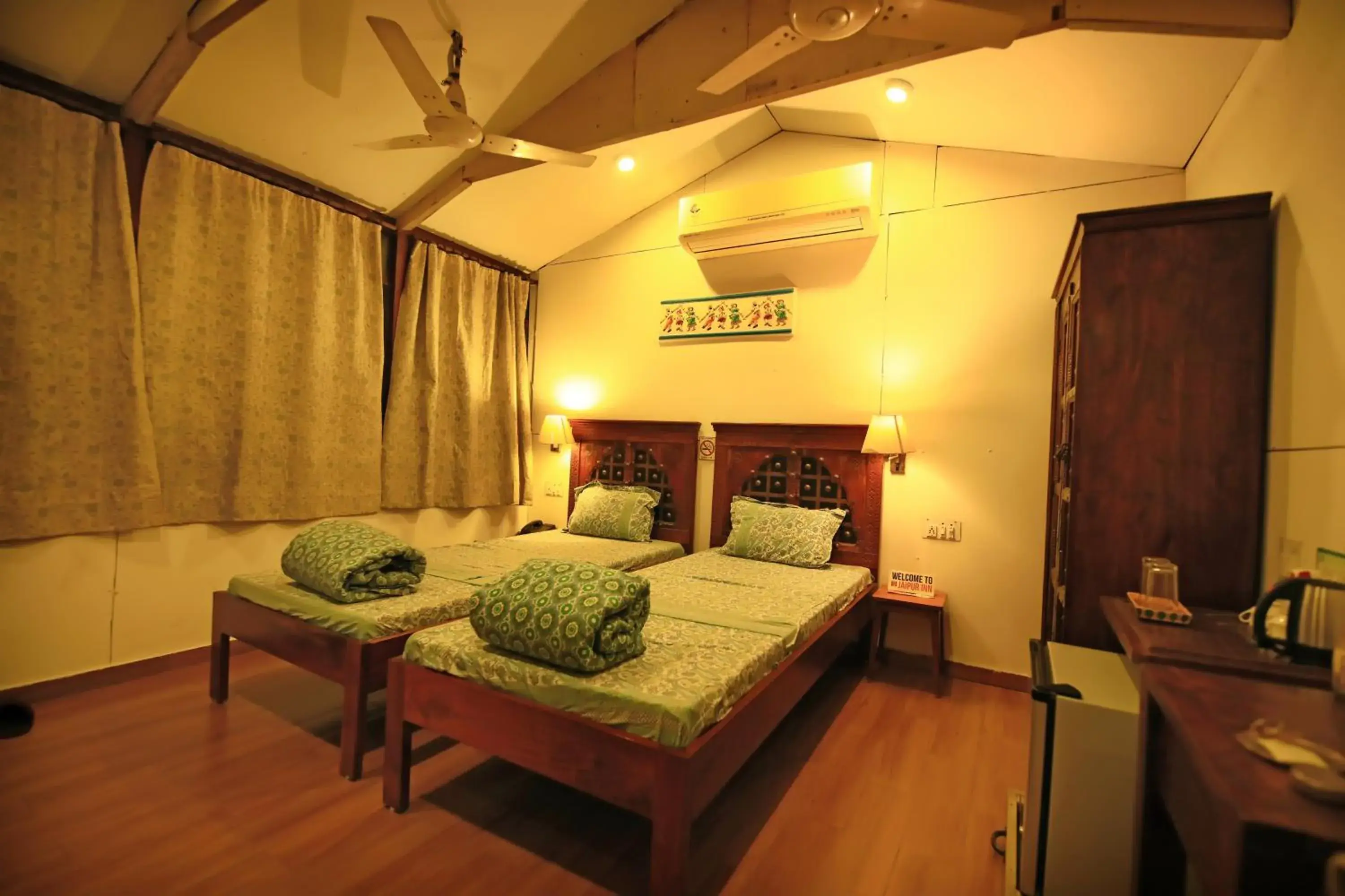 Photo of the whole room, Bed in Jaipur Inn