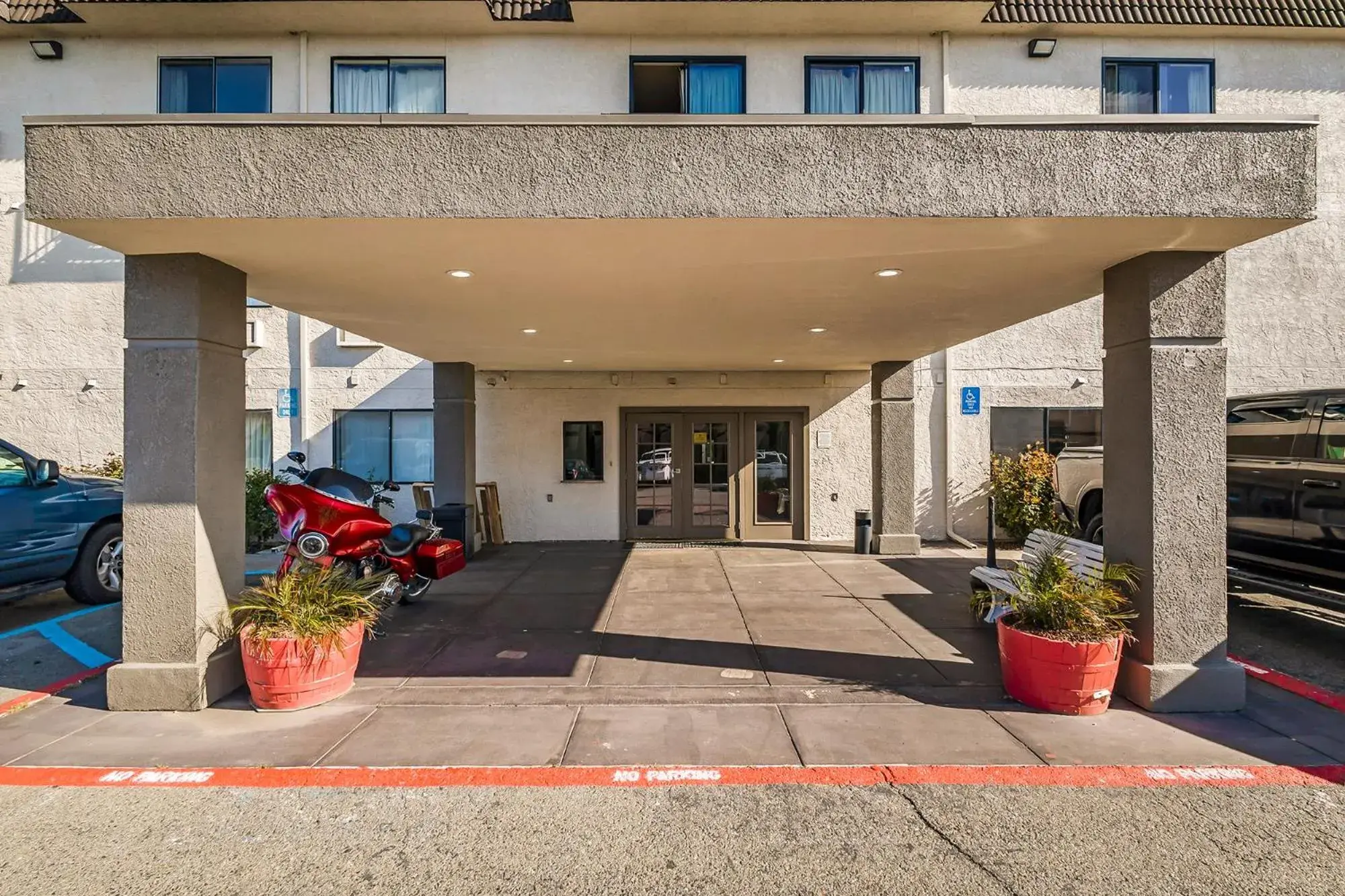 Facade/entrance in Sutter Inn