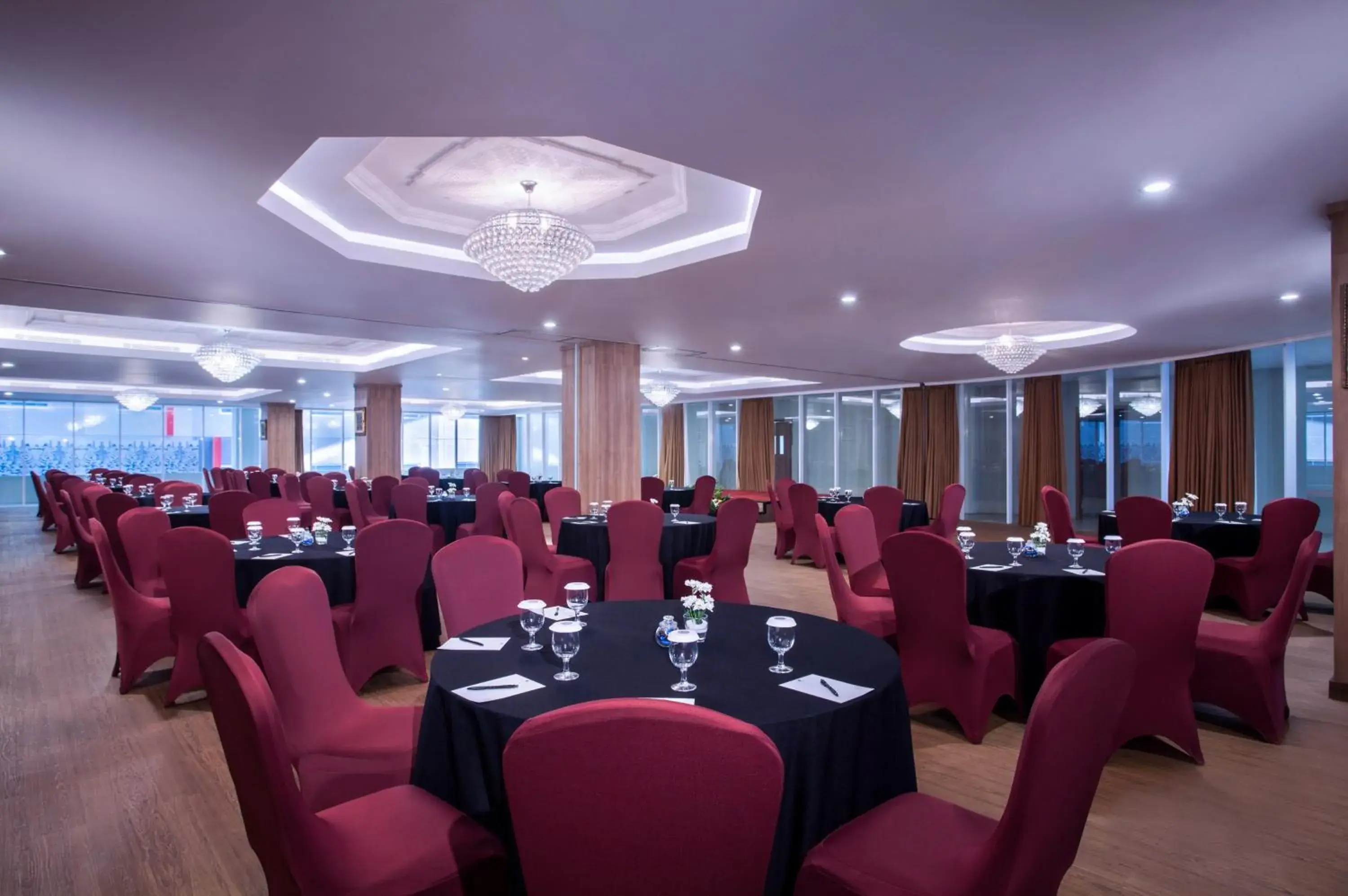 Meeting/conference room, Restaurant/Places to Eat in Grand Mercure Yogyakarta Adi Sucipto