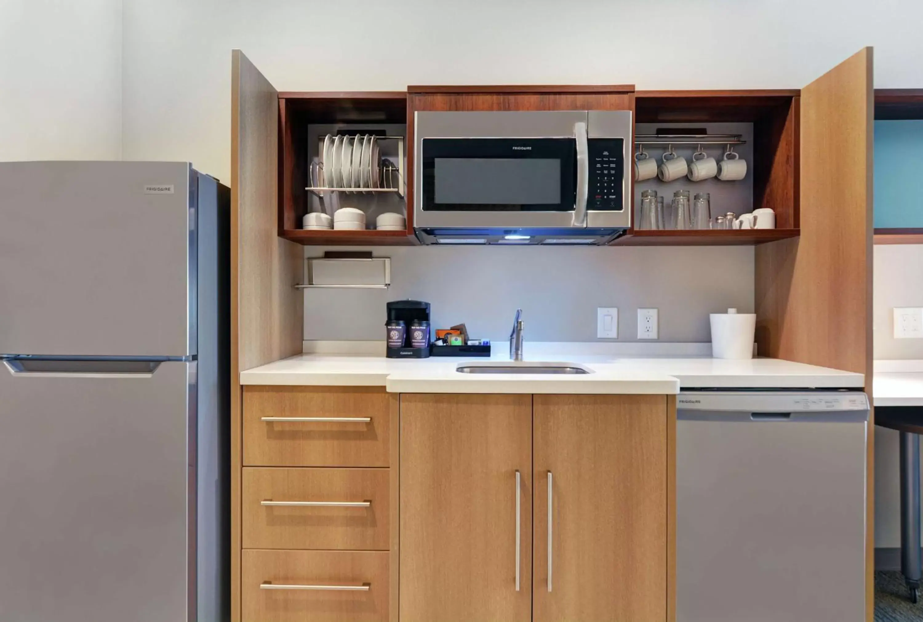 Kitchen or kitchenette, Kitchen/Kitchenette in Home2 Suites By Hilton Charleston Daniel Island, Sc