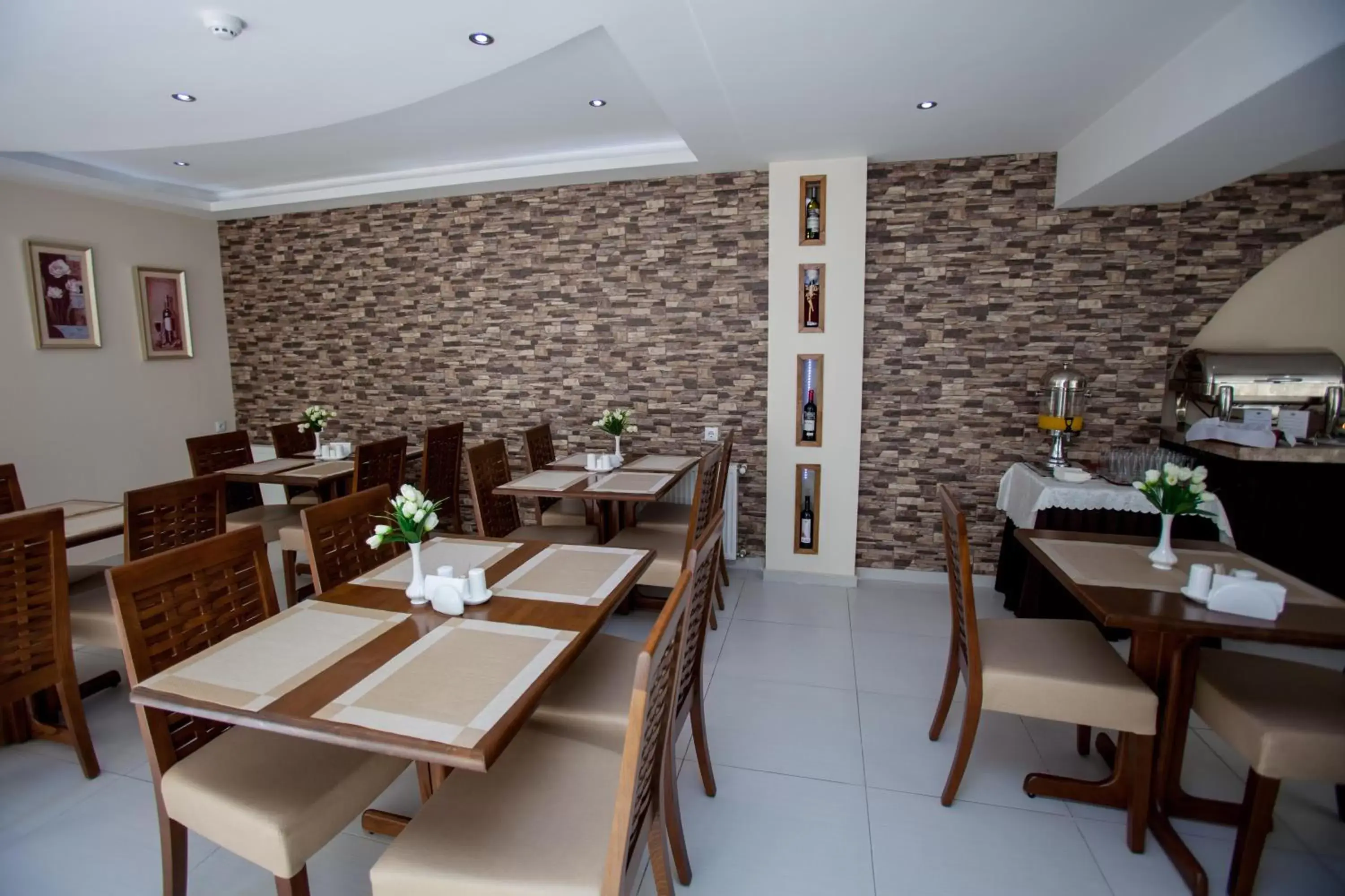 Restaurant/places to eat in Rustaveli Palace Restaurant/places to eat in Rustaveli Palace