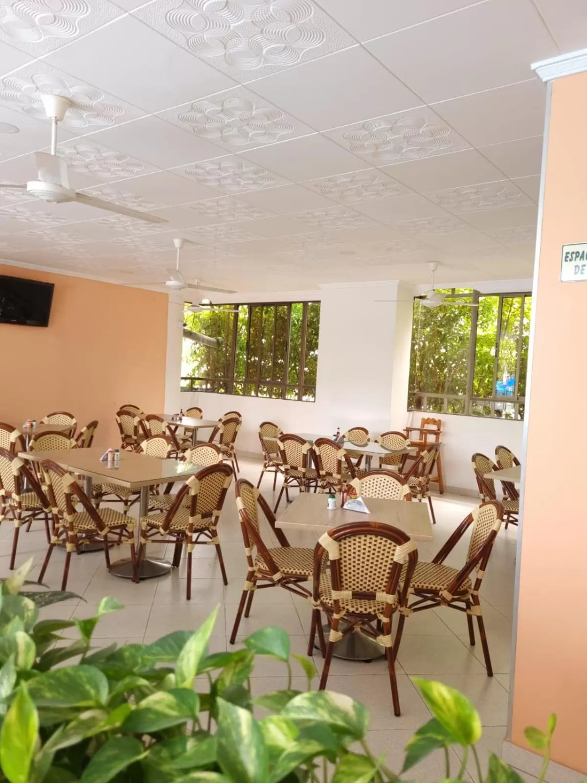 Restaurant/places to eat in Zahira Hotel Melgar