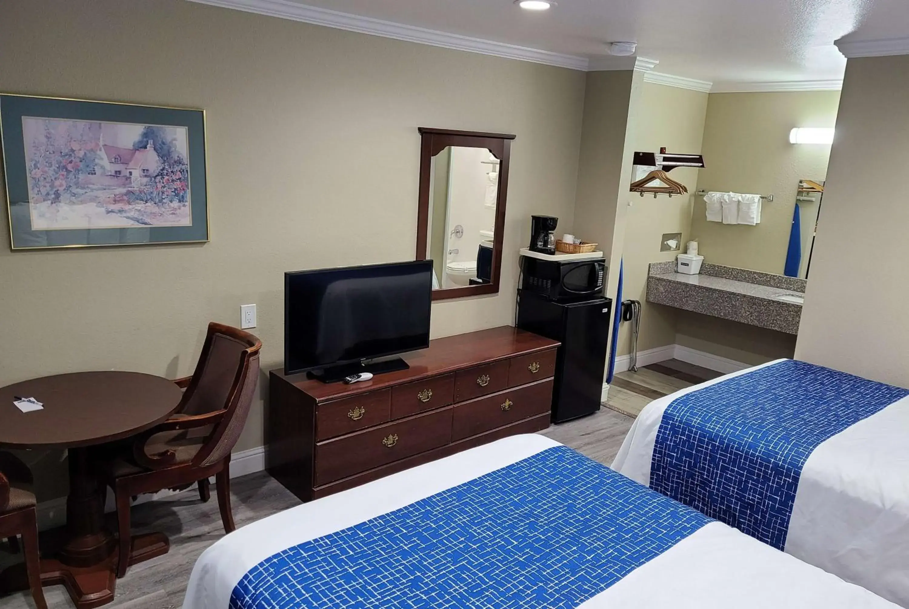Photo of the whole room, TV/Entertainment Center in Travelodge by Wyndham Clearlake