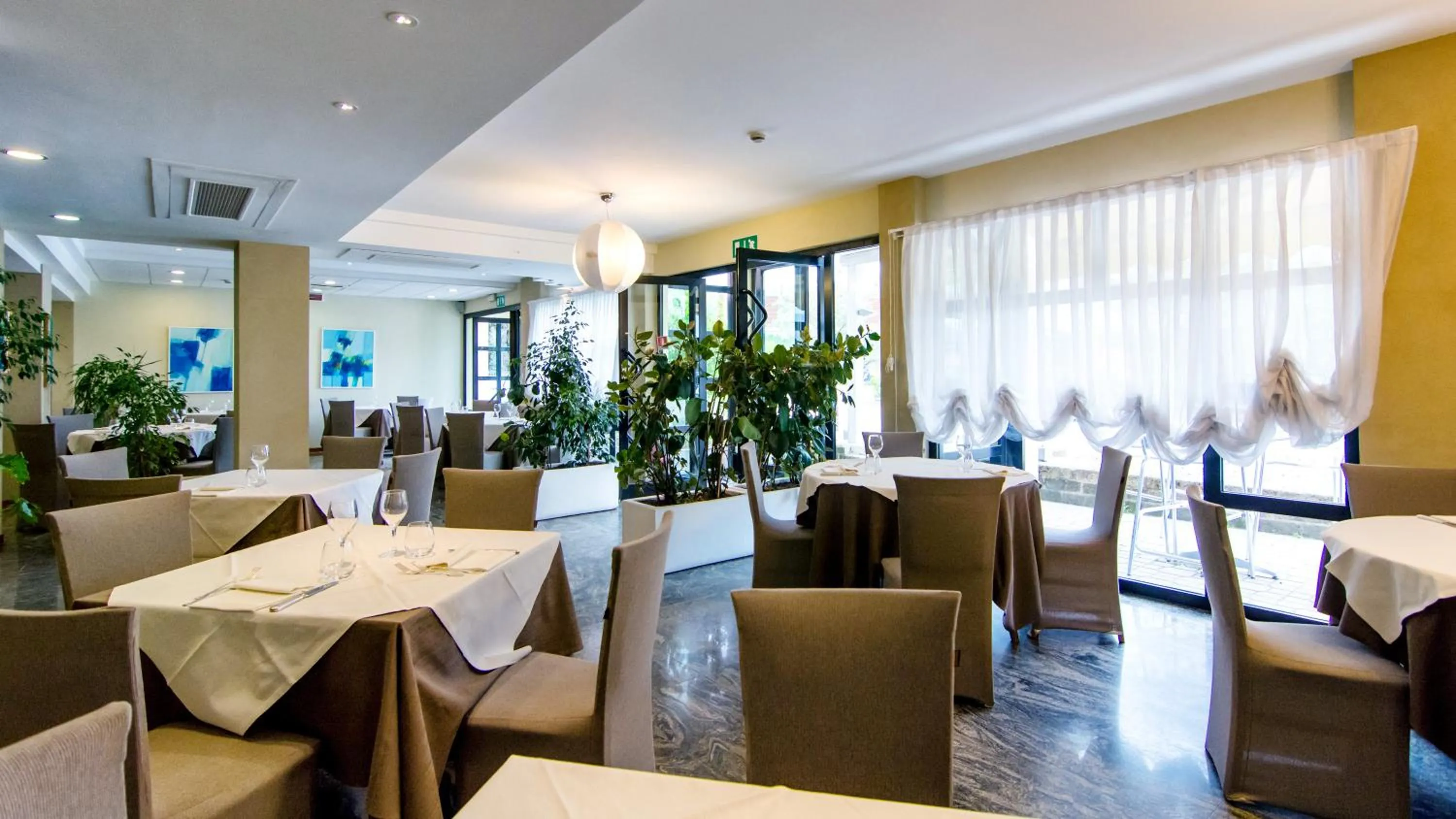 Restaurant/places to eat in Hotel Concorde