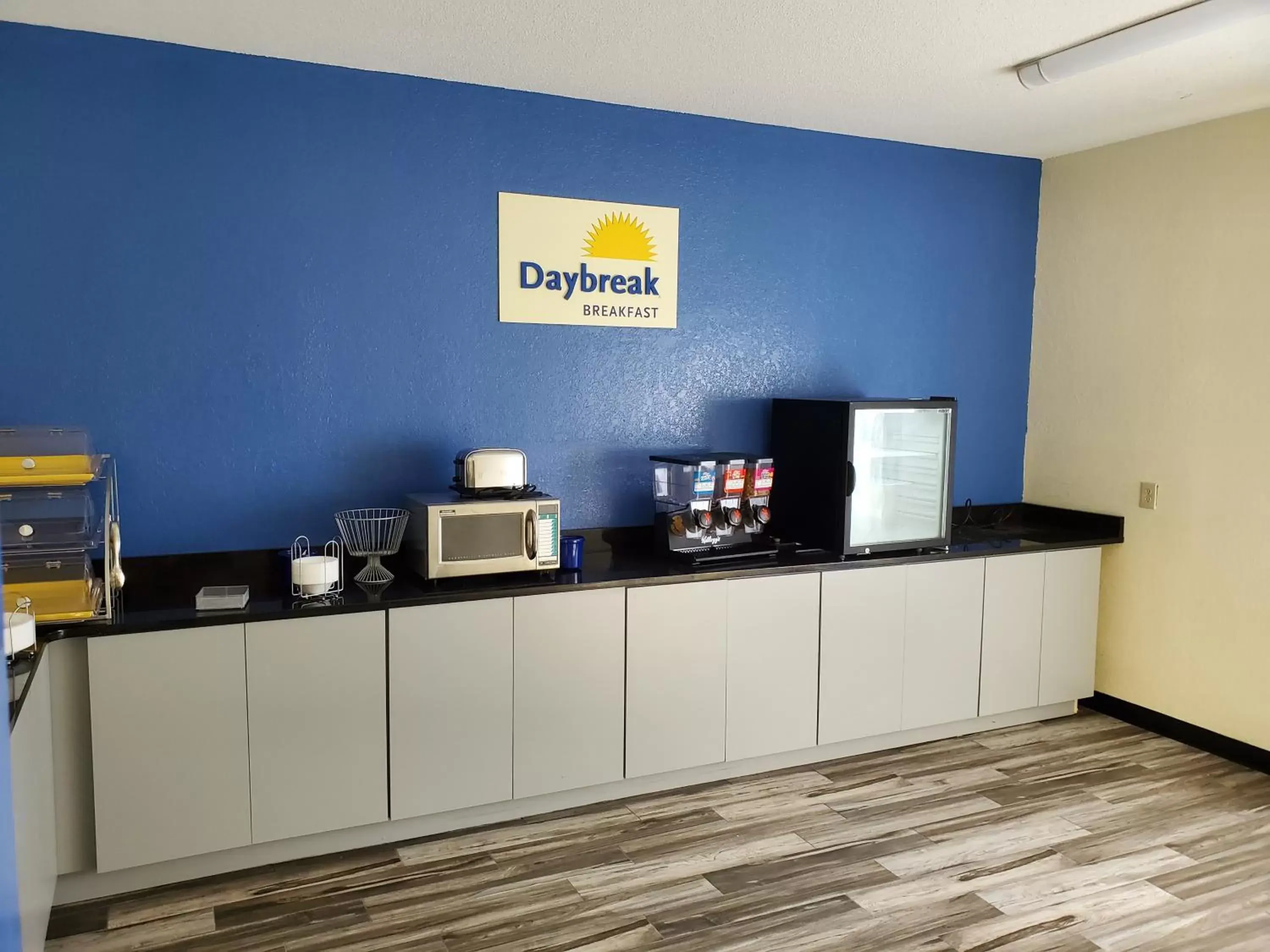 Breakfast, Kitchen/Kitchenette in Days Inn by Wyndham Macon I-75 North