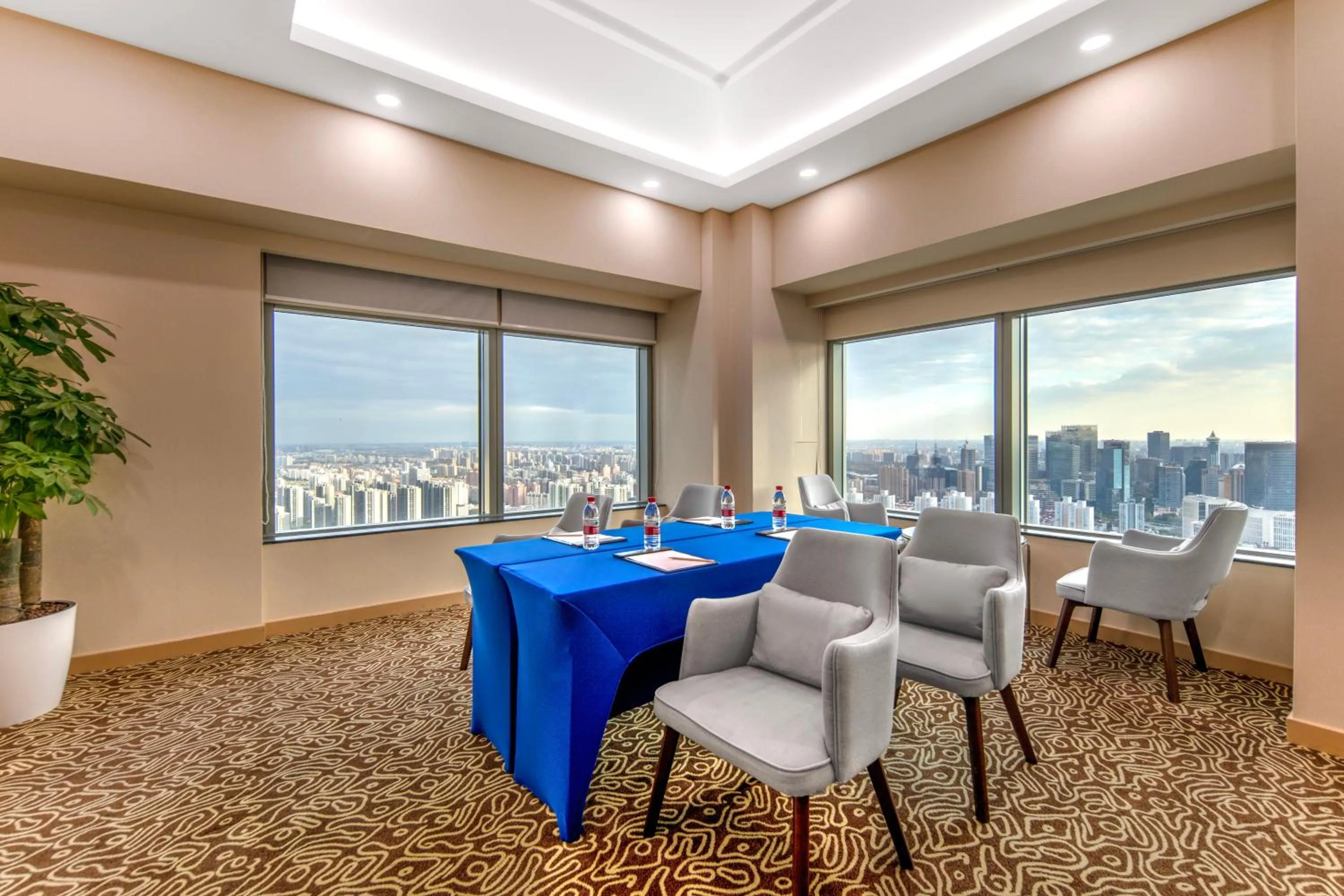 Novotel Atlantis Shanghai - Enjoy our great-valued breakfast in our rooftop revolving restaurant with a stunning river view & utilize our FREE self-serviced laundry