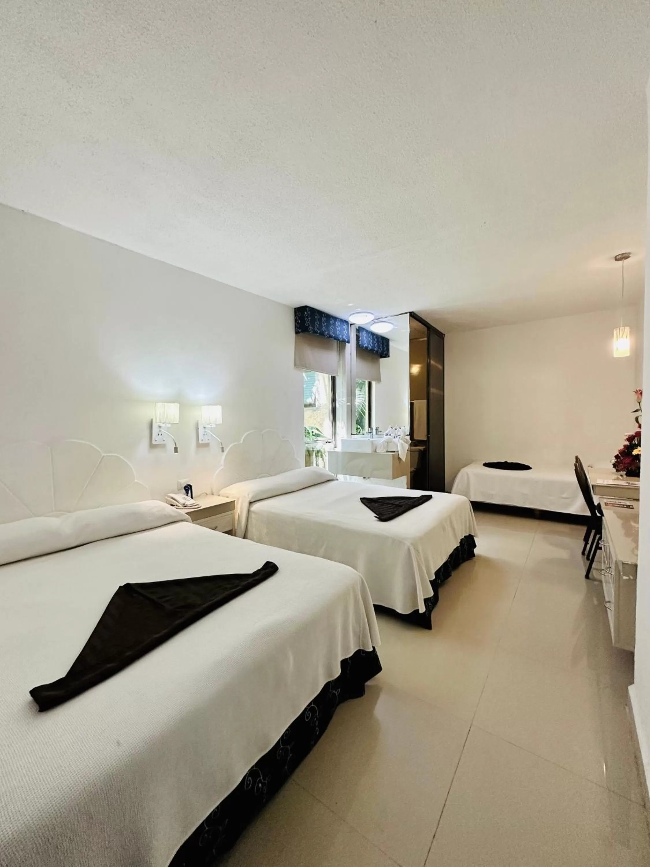 Photo of the whole room, Bed in Hotel Plaza Caribe