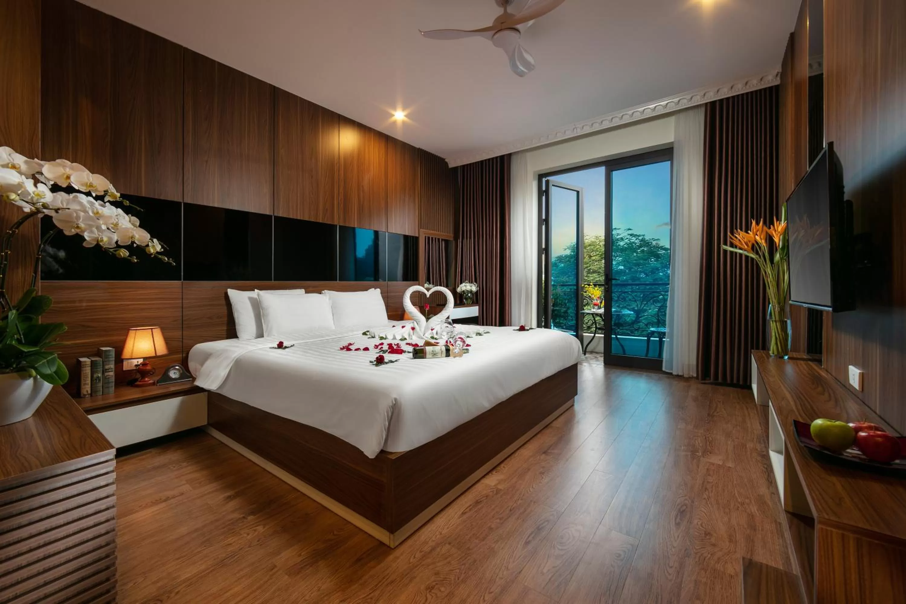 Photo of the whole room, Bed in Tam Coc Holiday Hotel & Villa