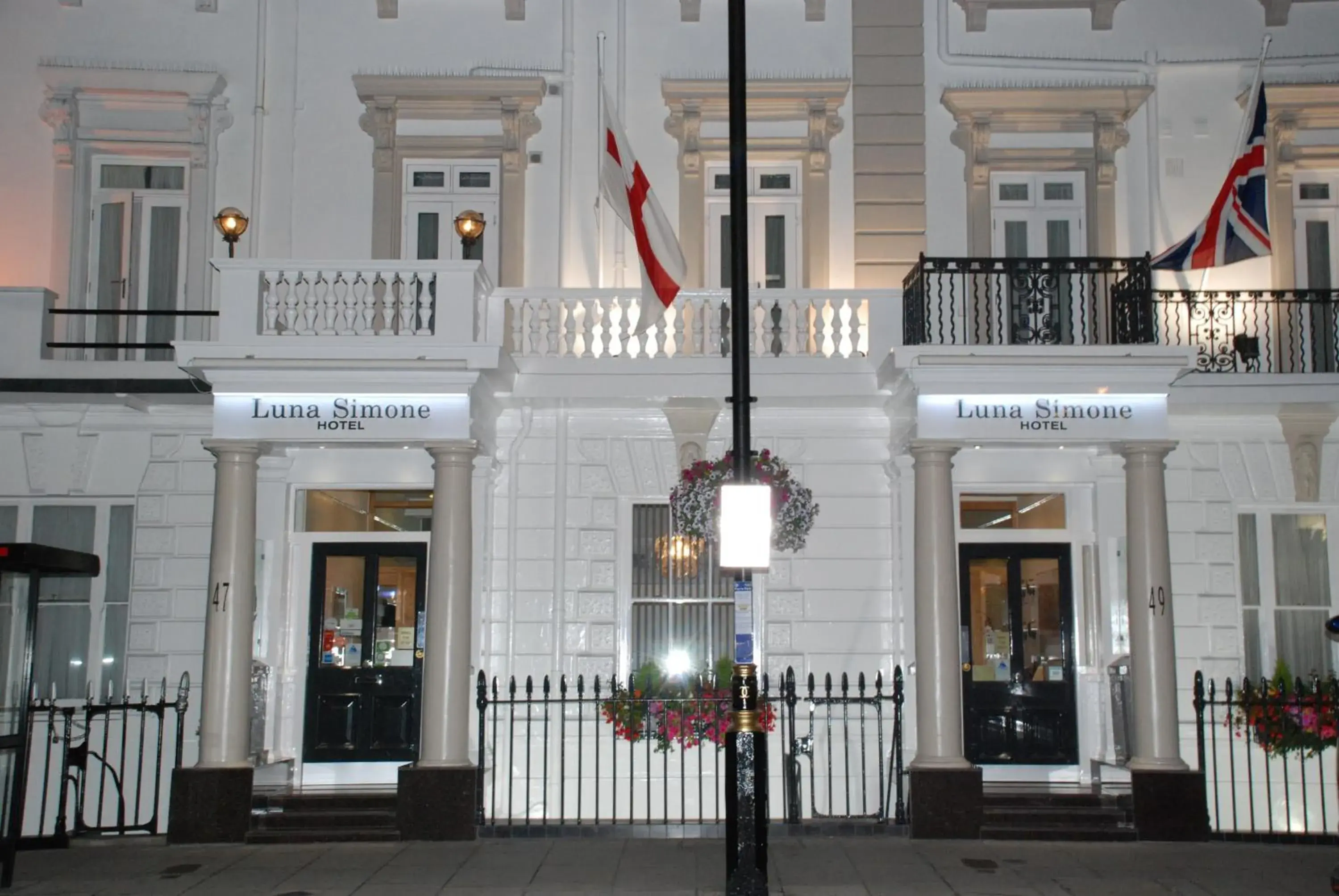Facade/entrance, Property Building in Luna And Simone Hotel
