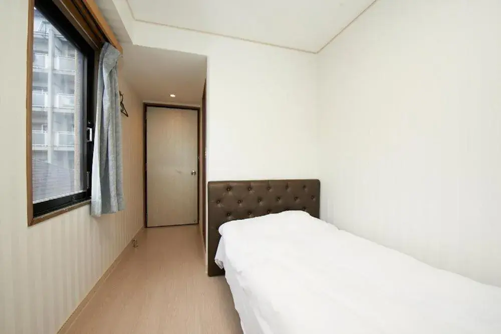 Bed in Hotel Empire in Shinjuku