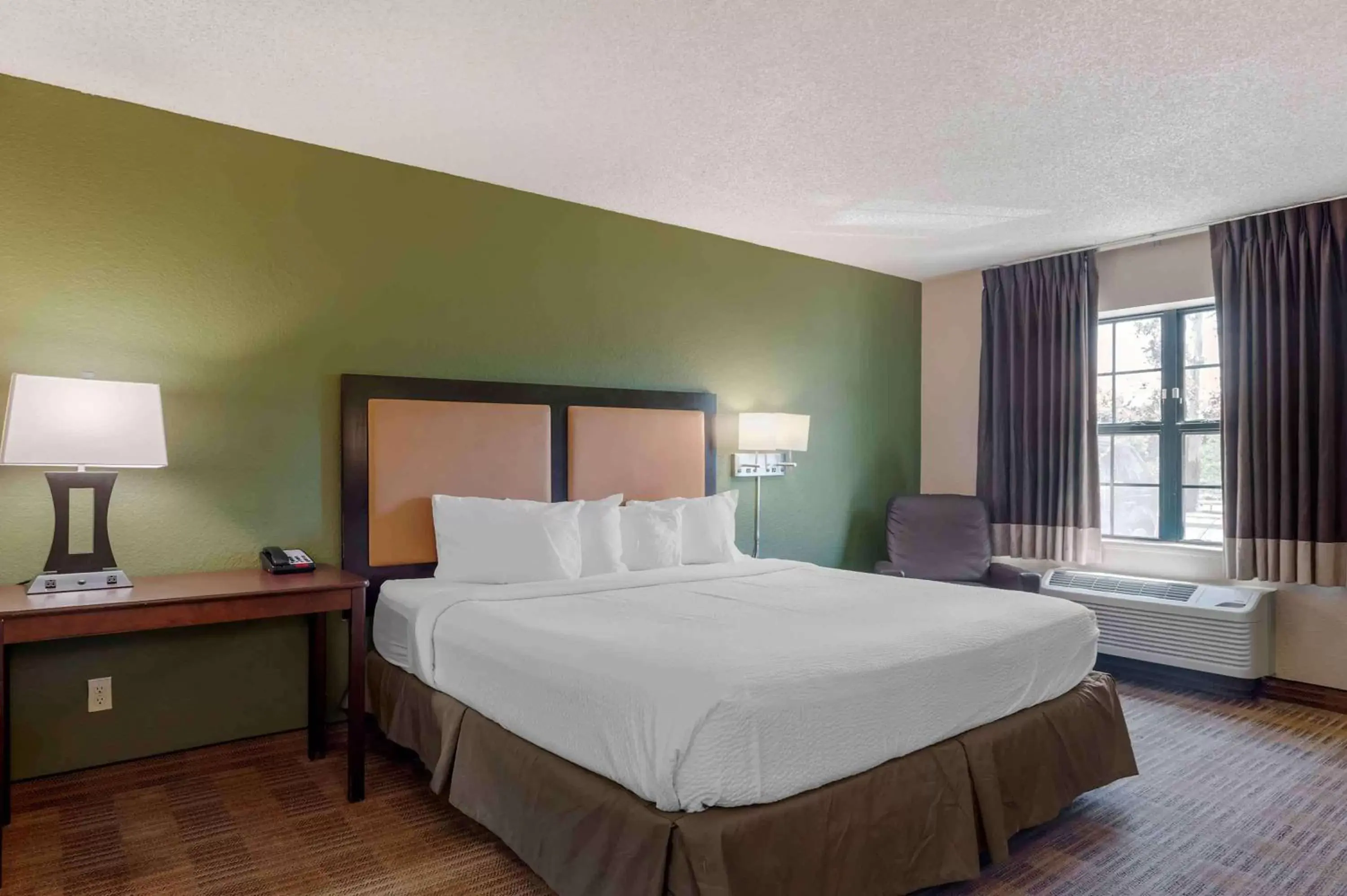 Bedroom, Bed in Extended Stay America Suites - Orange County - Lake Forest