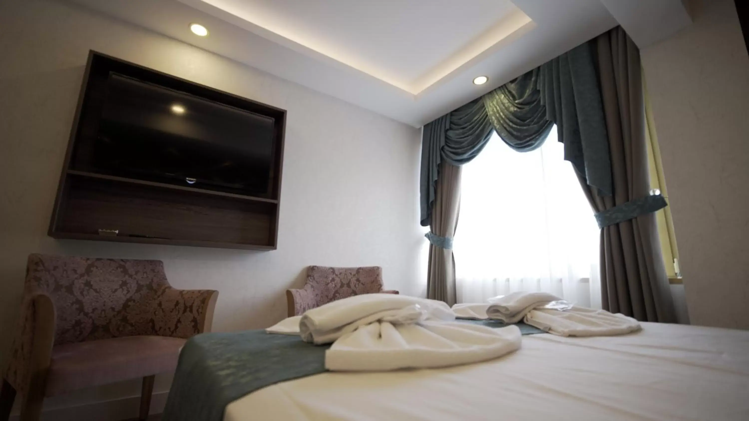 Communal lounge/ TV room, Bed in Burj Al Istanbul