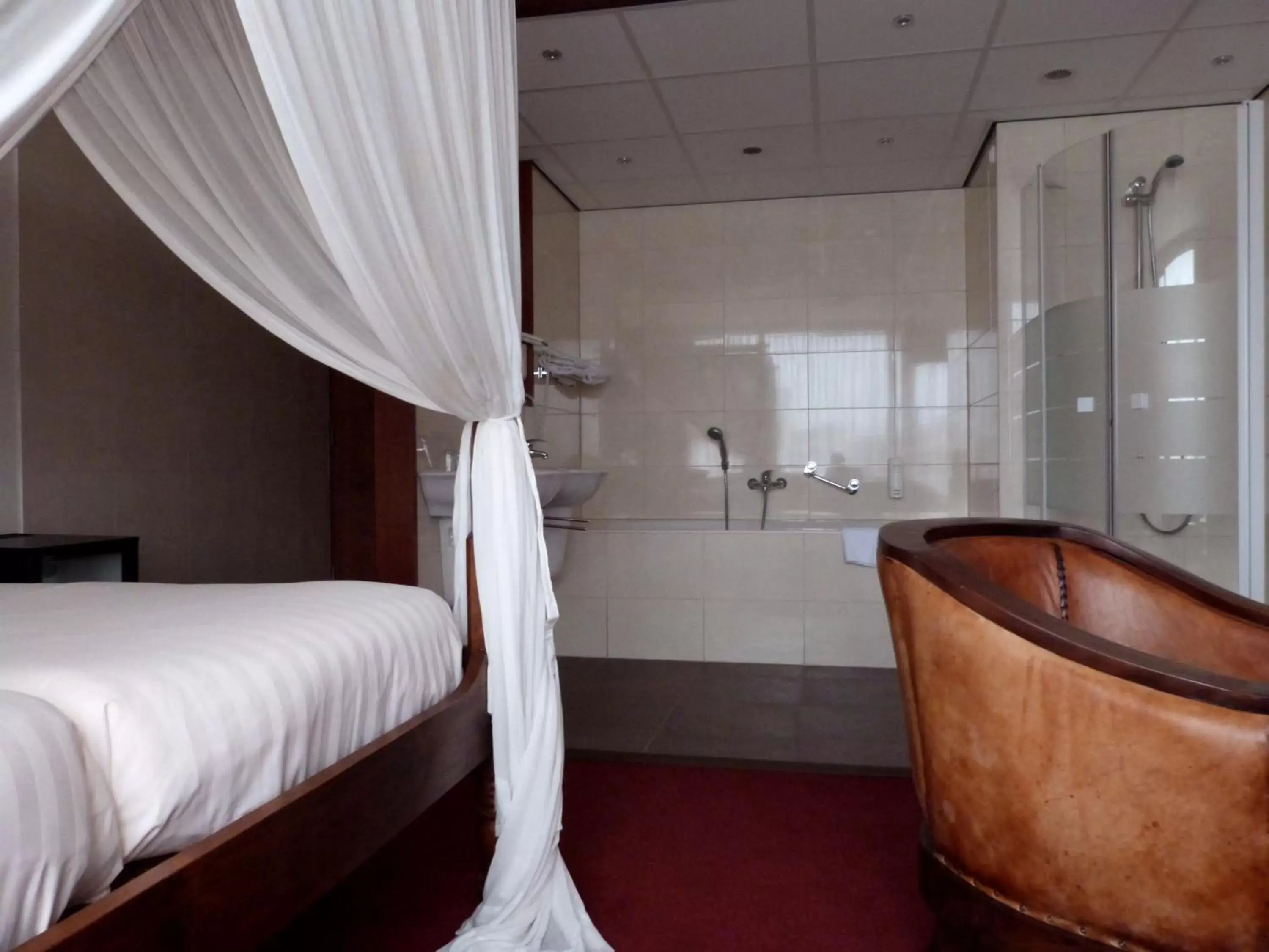 Bed, Bathroom in Hotel Wienerhof