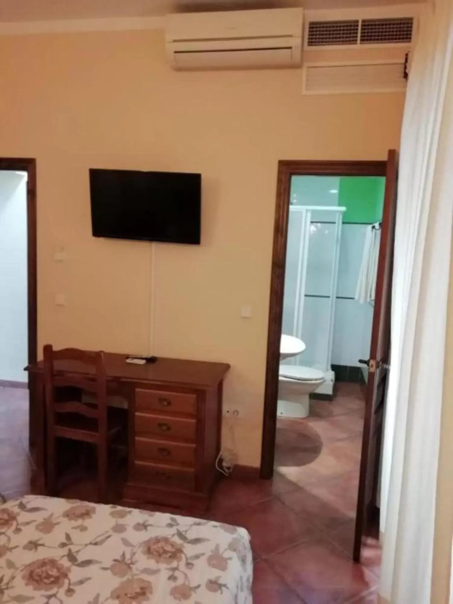 Bedroom, TV/Entertainment Center in Hotel Plateros